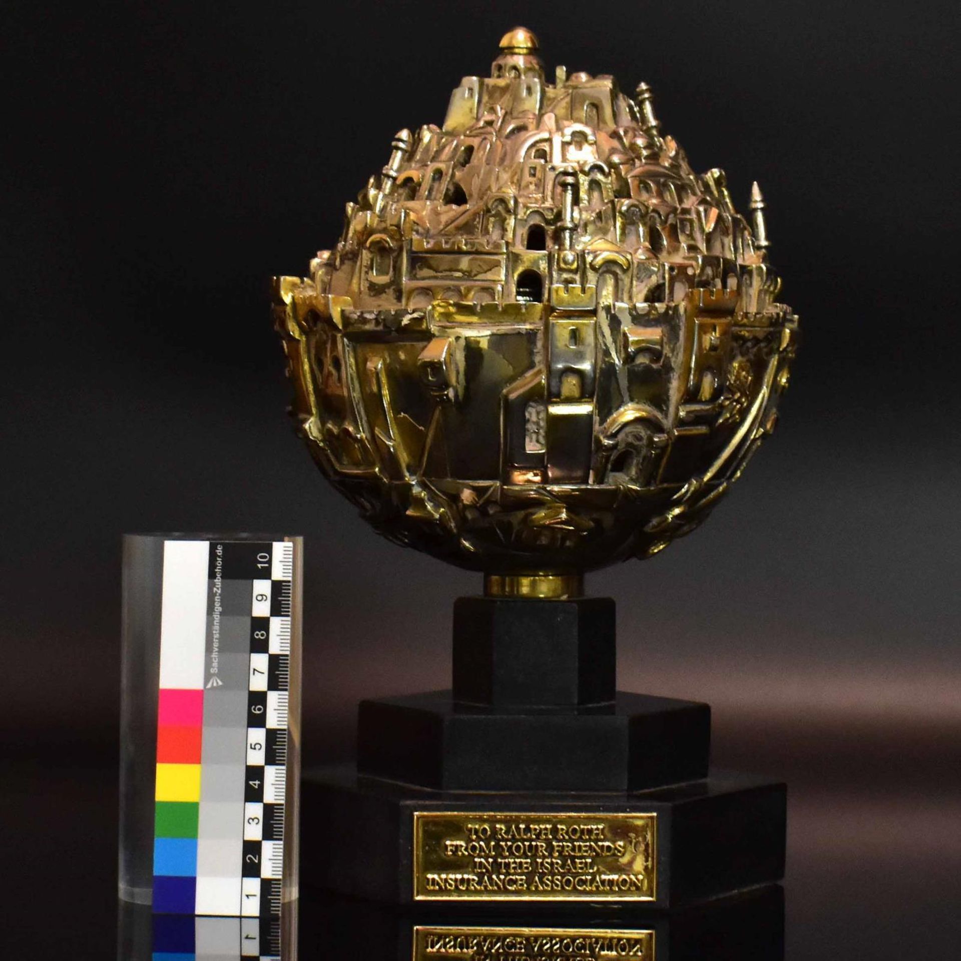 MEISLER, FRANK. Thatcher Sphere Jerusalem. Metall, partiell vergoldet und versilbert. Marmorsockel. - Bild 2 aus 2