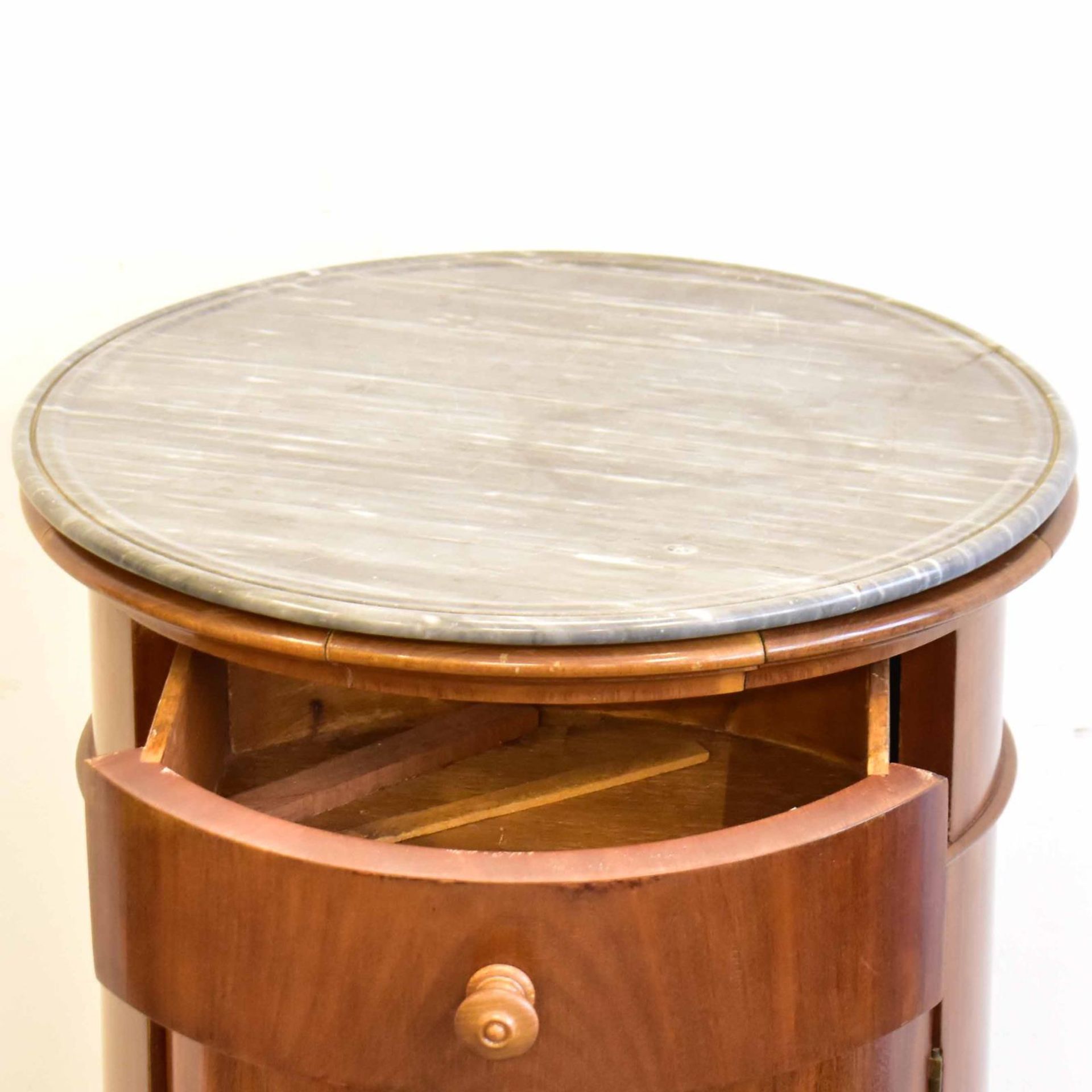 Säulenschrank. 19. Jh., Biedermeier Stil | Nussbaum. Marmor. - Bild 2 aus 2