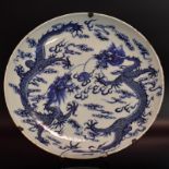 Platte. China, 19./20. Jh. | Porzellan, unterglasurblauer Dekor.