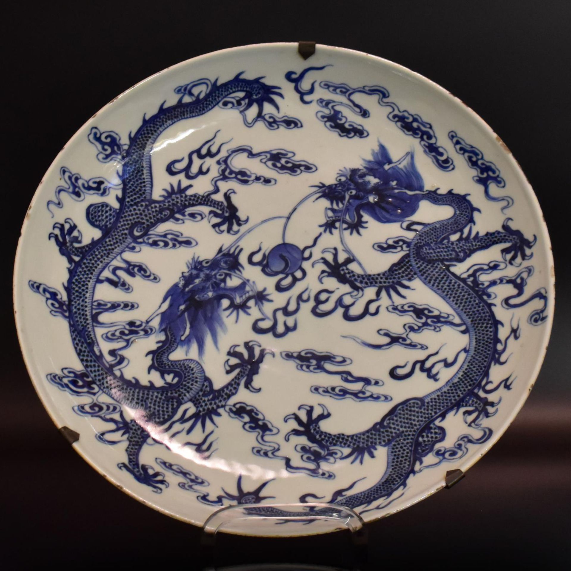 Platte. China, 19./20. Jh. | Porzellan, unterglasurblauer Dekor.