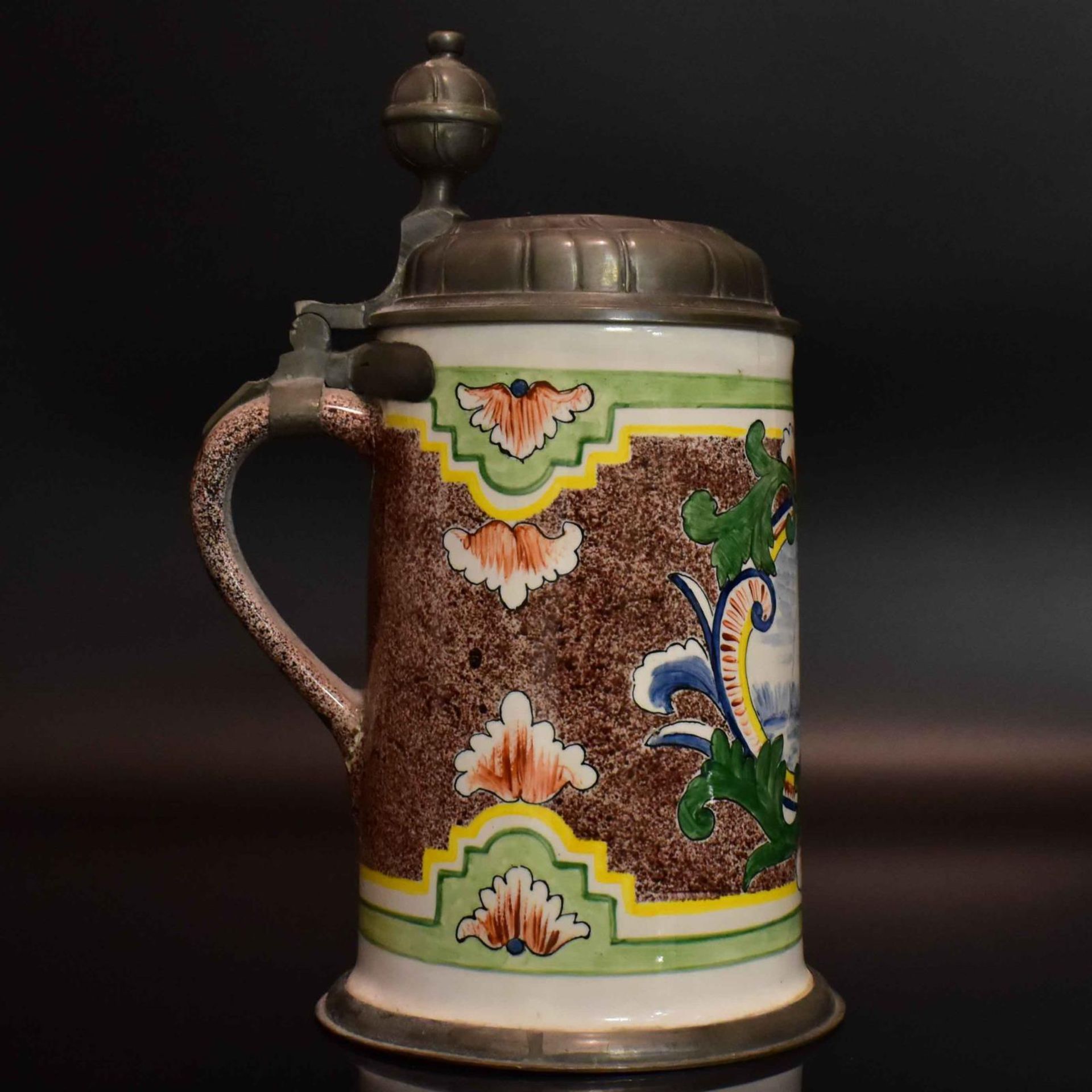 Walzenkrug. Dorotheenthal, 18. Jh. | Fayence. Zinndeckel und -montierung. - Bild 2 aus 3