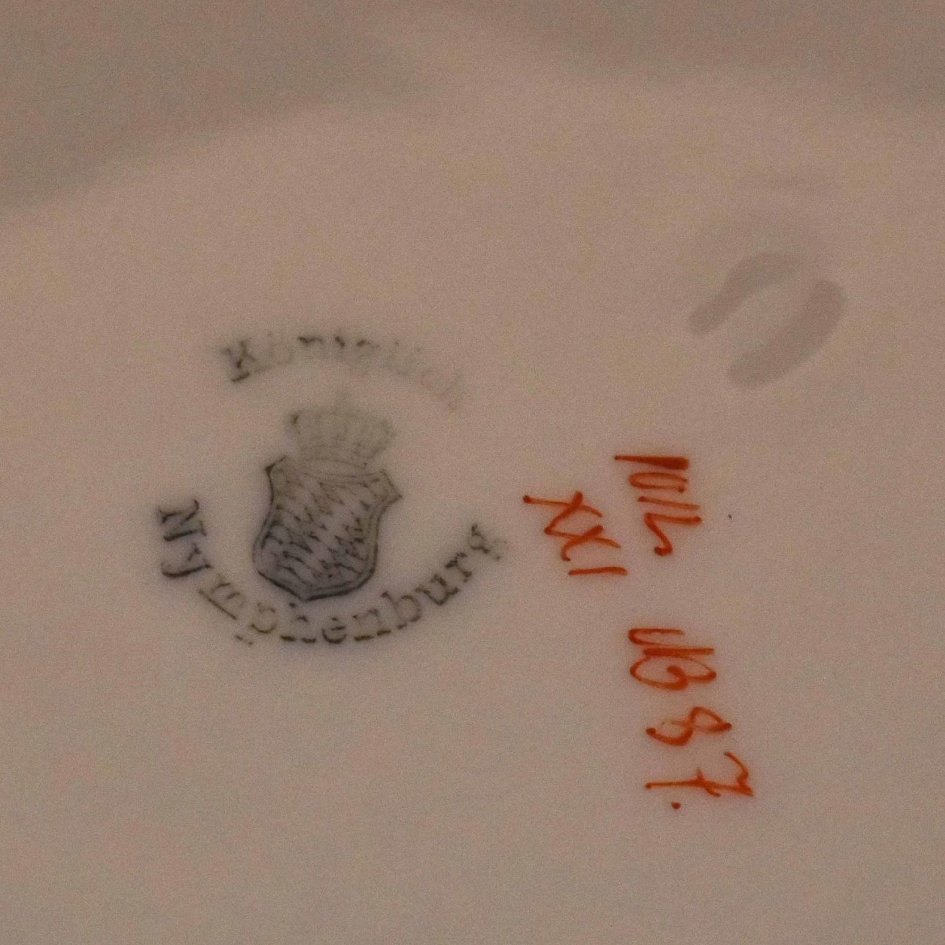 Deckelschale. Nymphenburg | Porzellan, Farb- und Goldstaffage. - Bild 3 aus 3