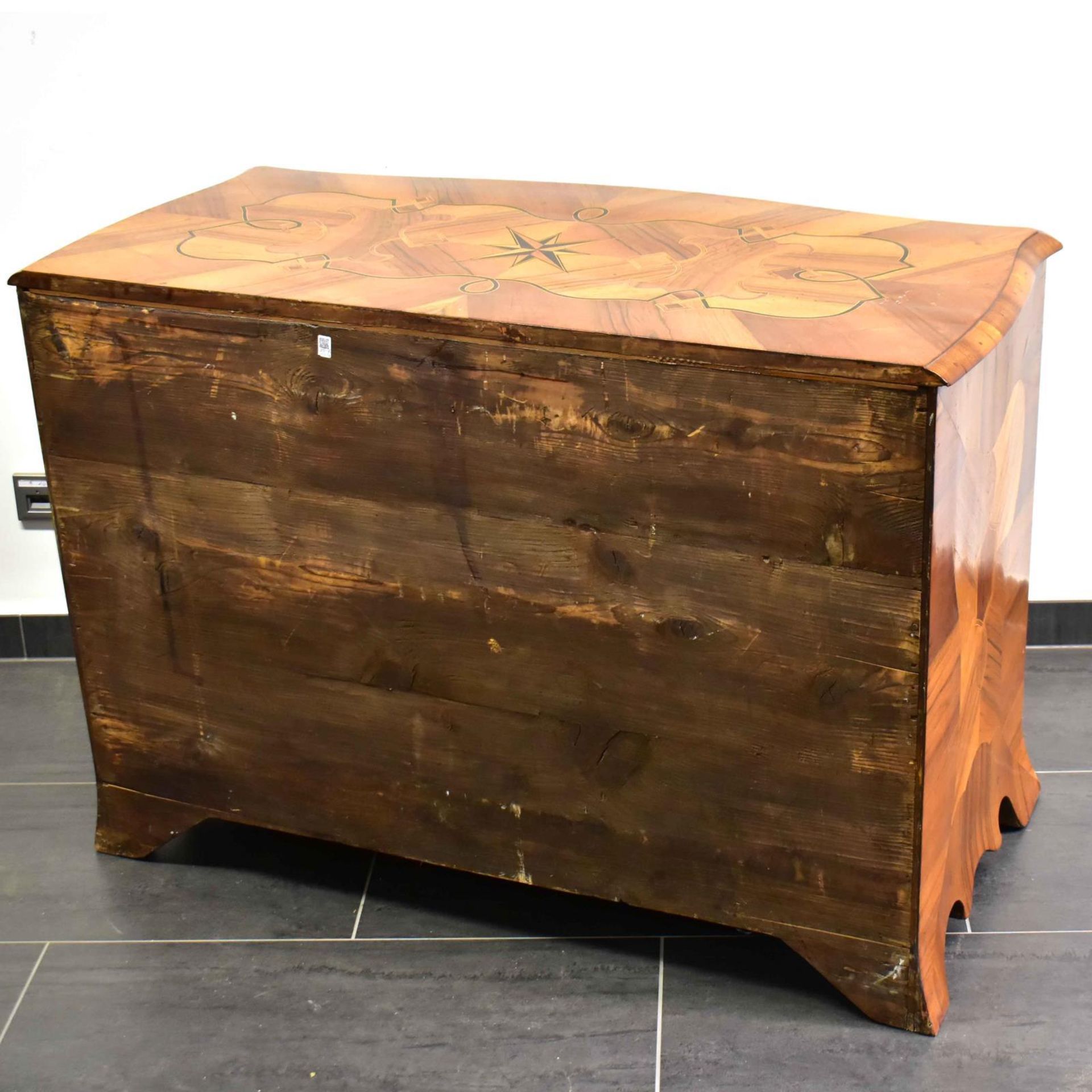 Anrichte. Um 1900 | Nussbaum, Ahorn und andere Hölzer furniert, tlw. ebonisiert. Metallbeschläge. - Bild 2 aus 2