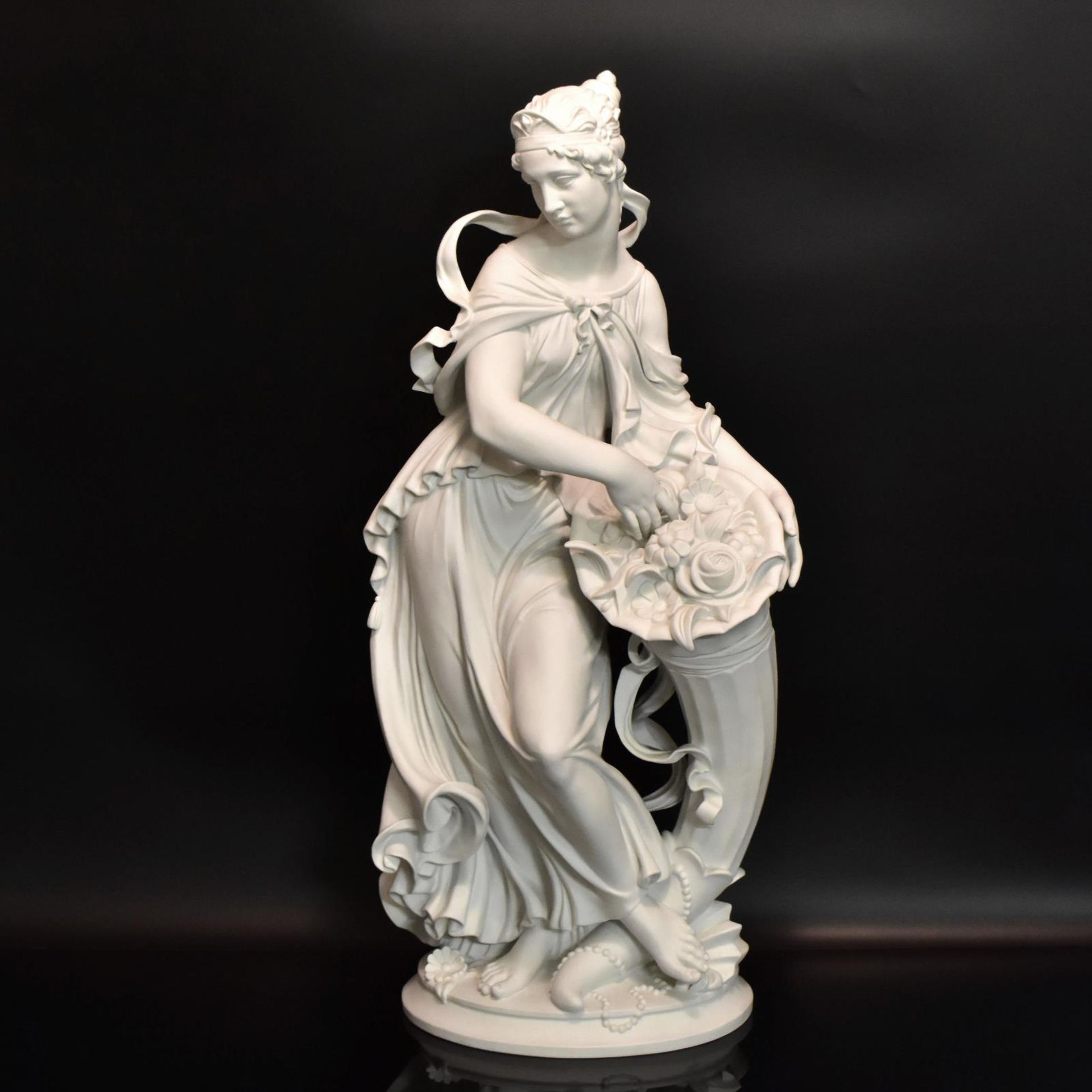 Dame mit Füllhorn und Blumen. Aelteste Volkstedter, nach Entwurf von Gustav Oppel | Biskuitporzel...