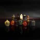 Zwölf Snuff Bottles. China, 19./20. Jh. | Achat u.a.