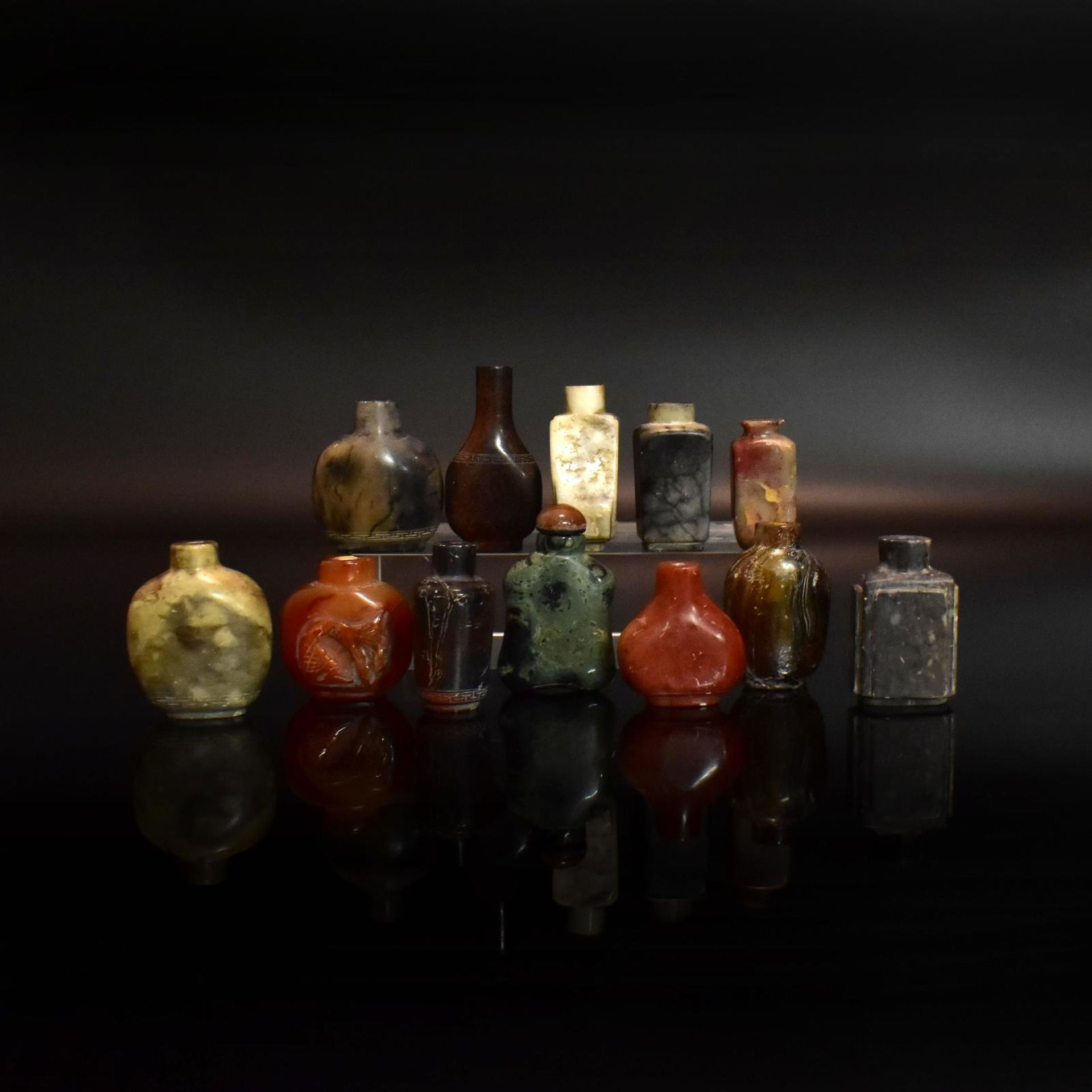 Zwölf Snuff Bottles. China, 19./20. Jh. | Achat u.a.