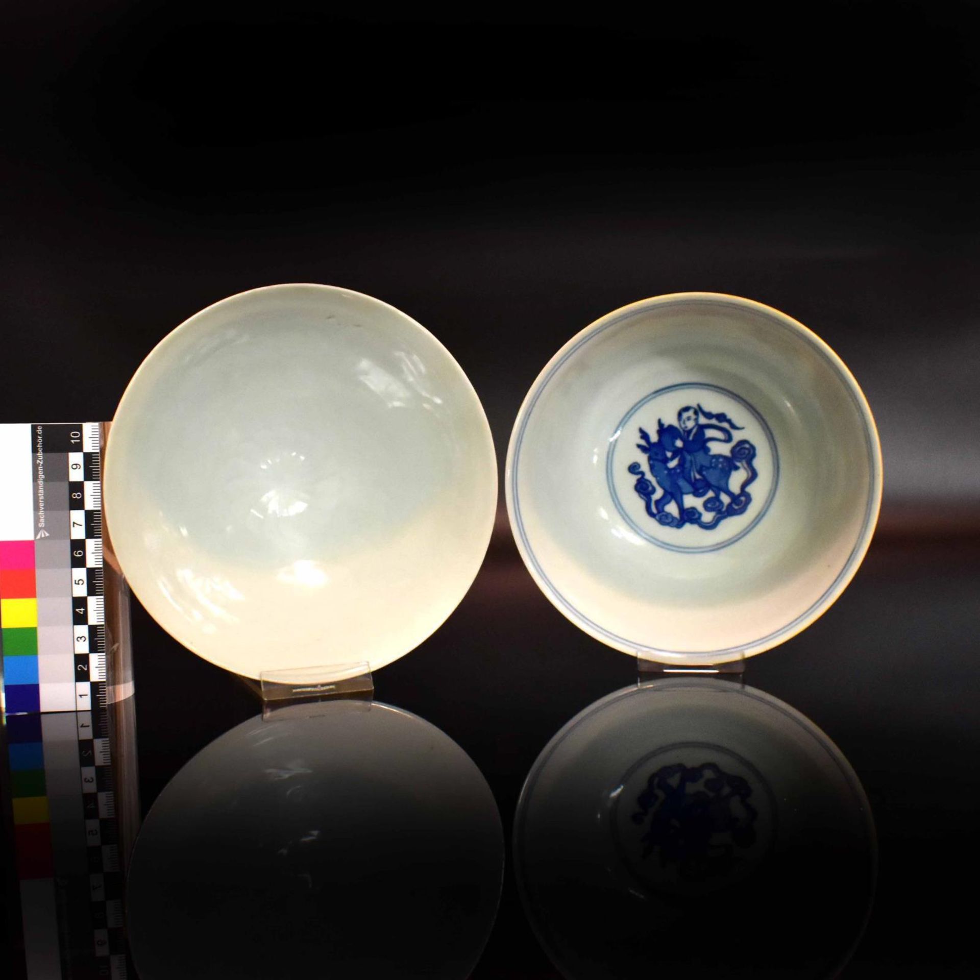 Zwei Kummen. China, 19./20. Jh. | Porzellan, staffiert bzw. Steinzeug, zartgrüne Seladonglasur. - Bild 2 aus 3