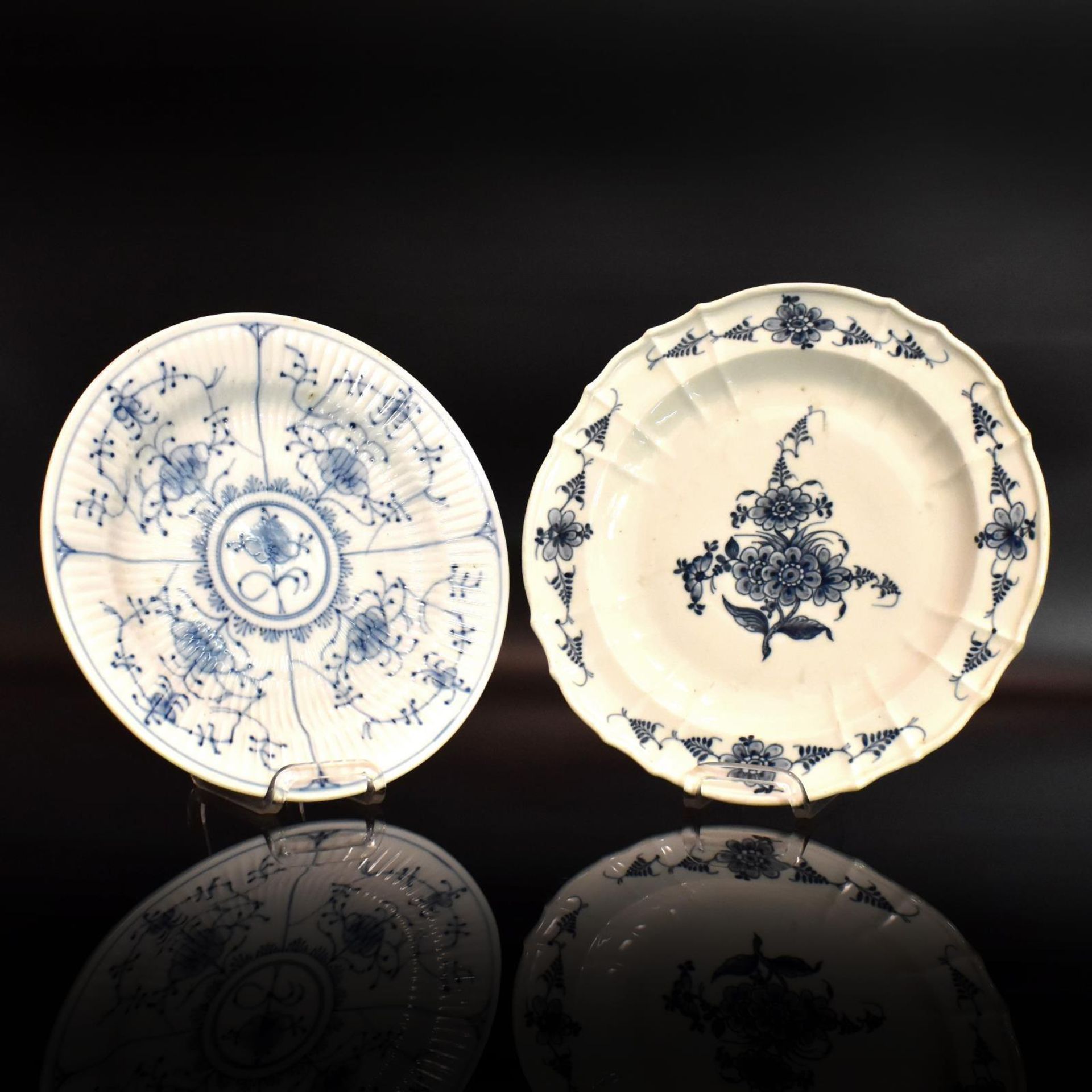 Zwei Teller. Wallendorf, 18. Jh. | Porzellan, unterglasurblauer Dekor.