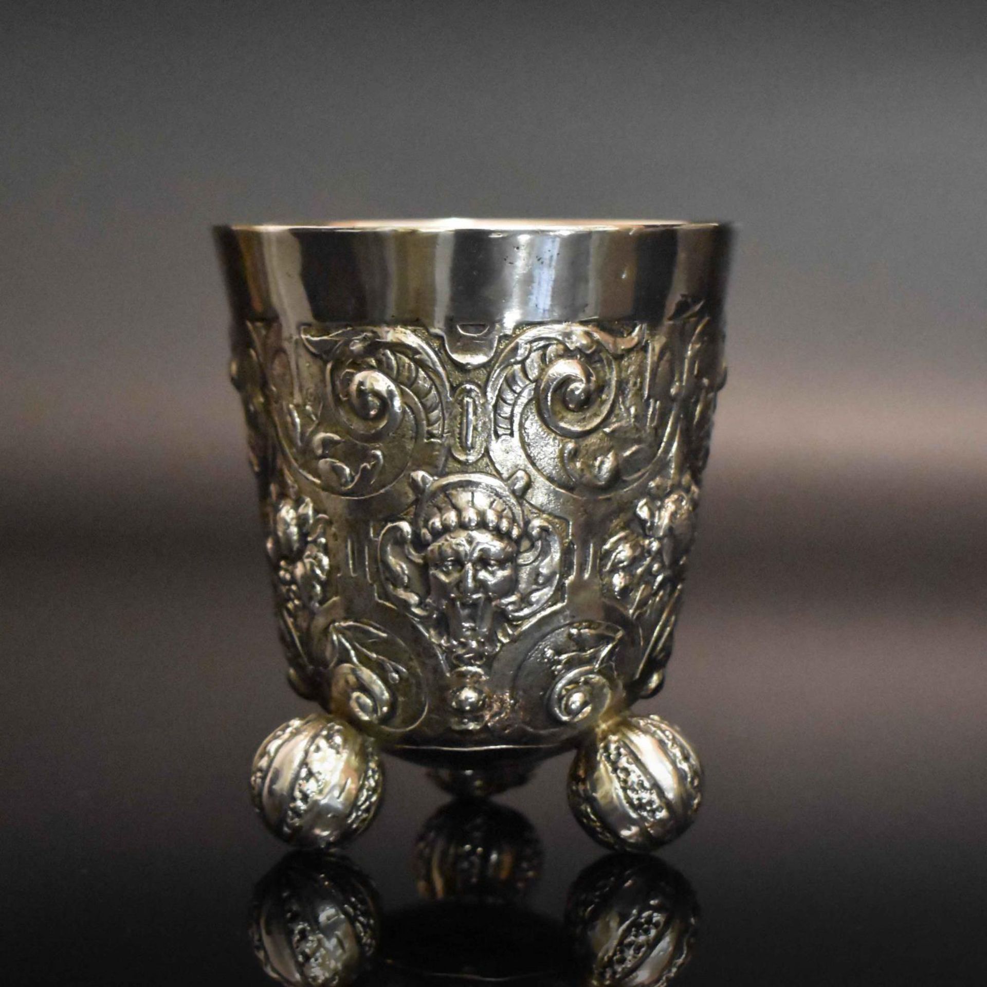 Kugelfußbecher. Wohl Hanau, B. Neresheimer & Söhne | Silber, innen vergoldet. - Bild 2 aus 5