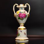 Deckelvase auf Postament. Ernst Teichert, Meissen, vor 1925 | Porzellan, Farb- und Goldstaffage.