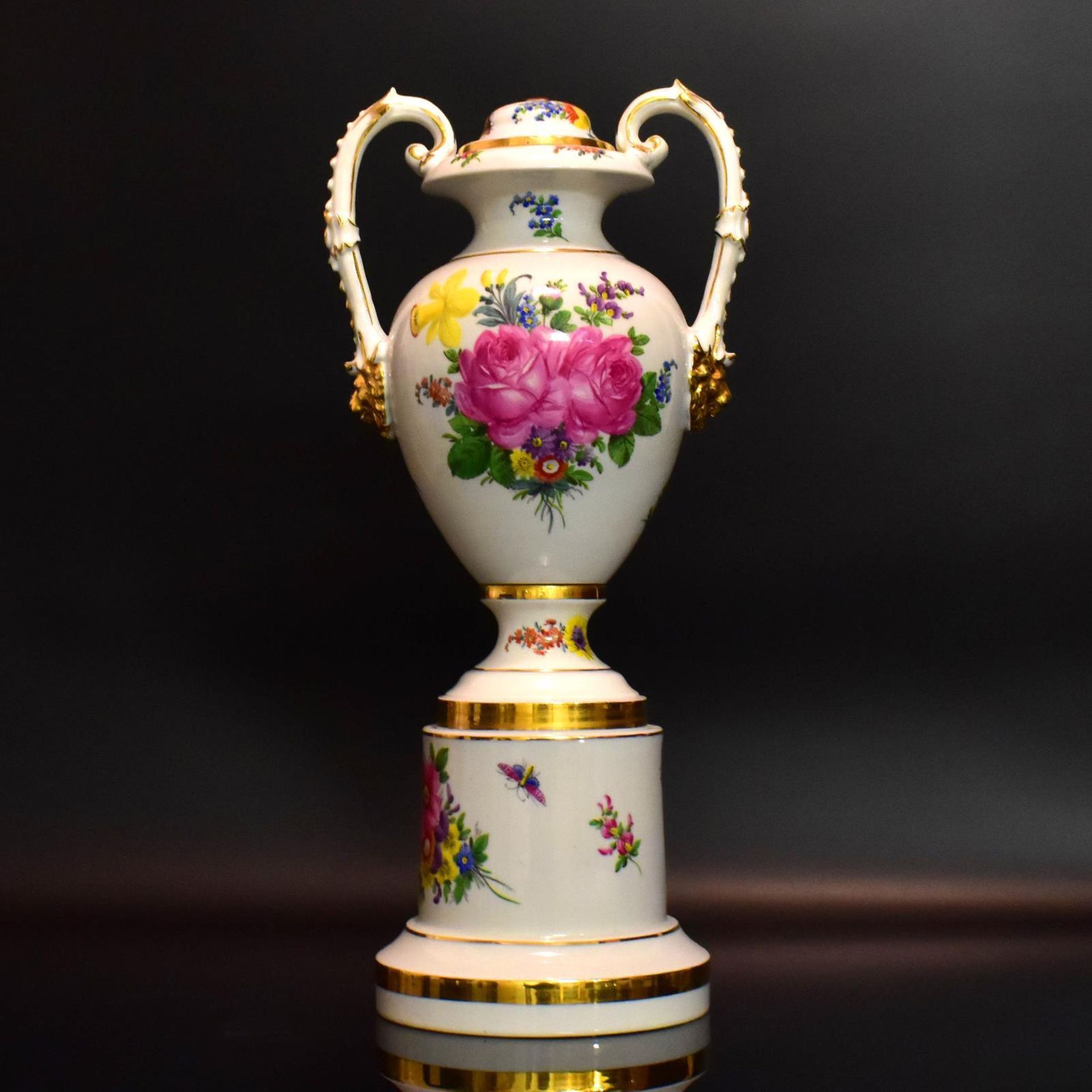 Deckelvase auf Postament. Ernst Teichert, Meissen, vor 1925 | Porzellan, Farb- und Goldstaffage.