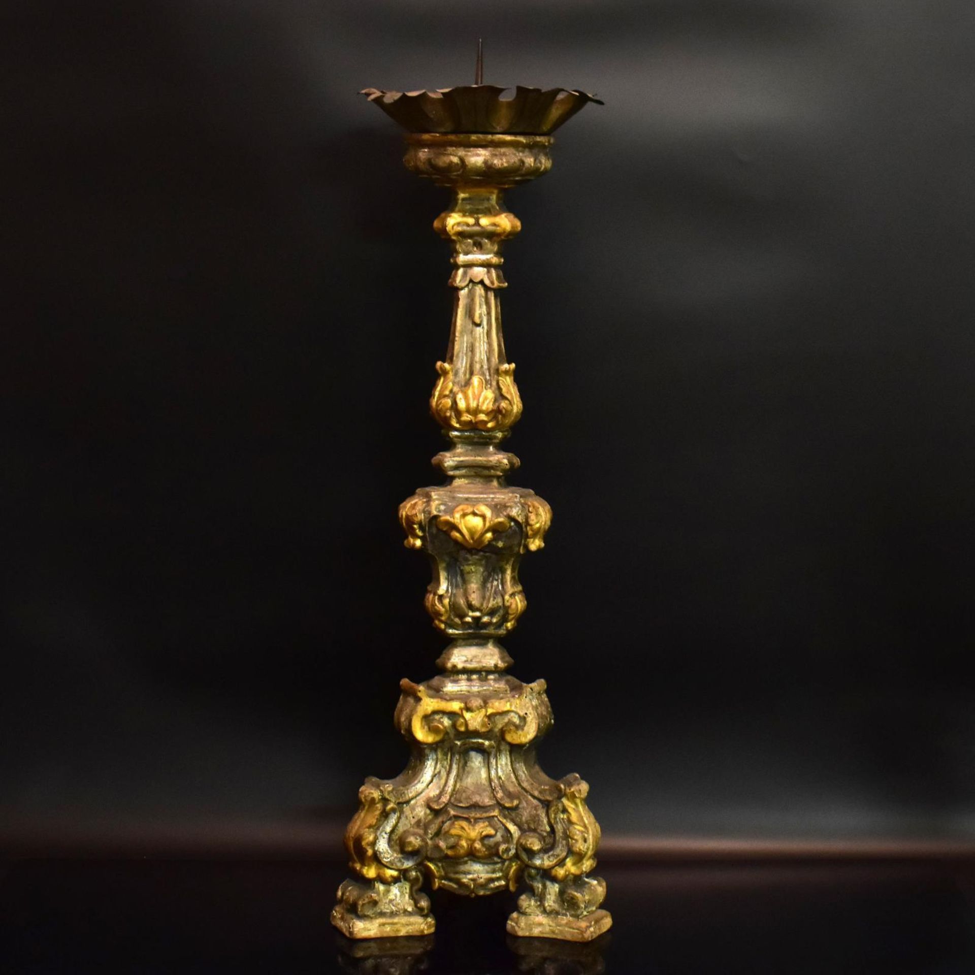 Altarleuchter. Süddeutschland, 18. Jh. | Holz, geschnitzt, Reste von Farb- und Goldfassung. Eisen...