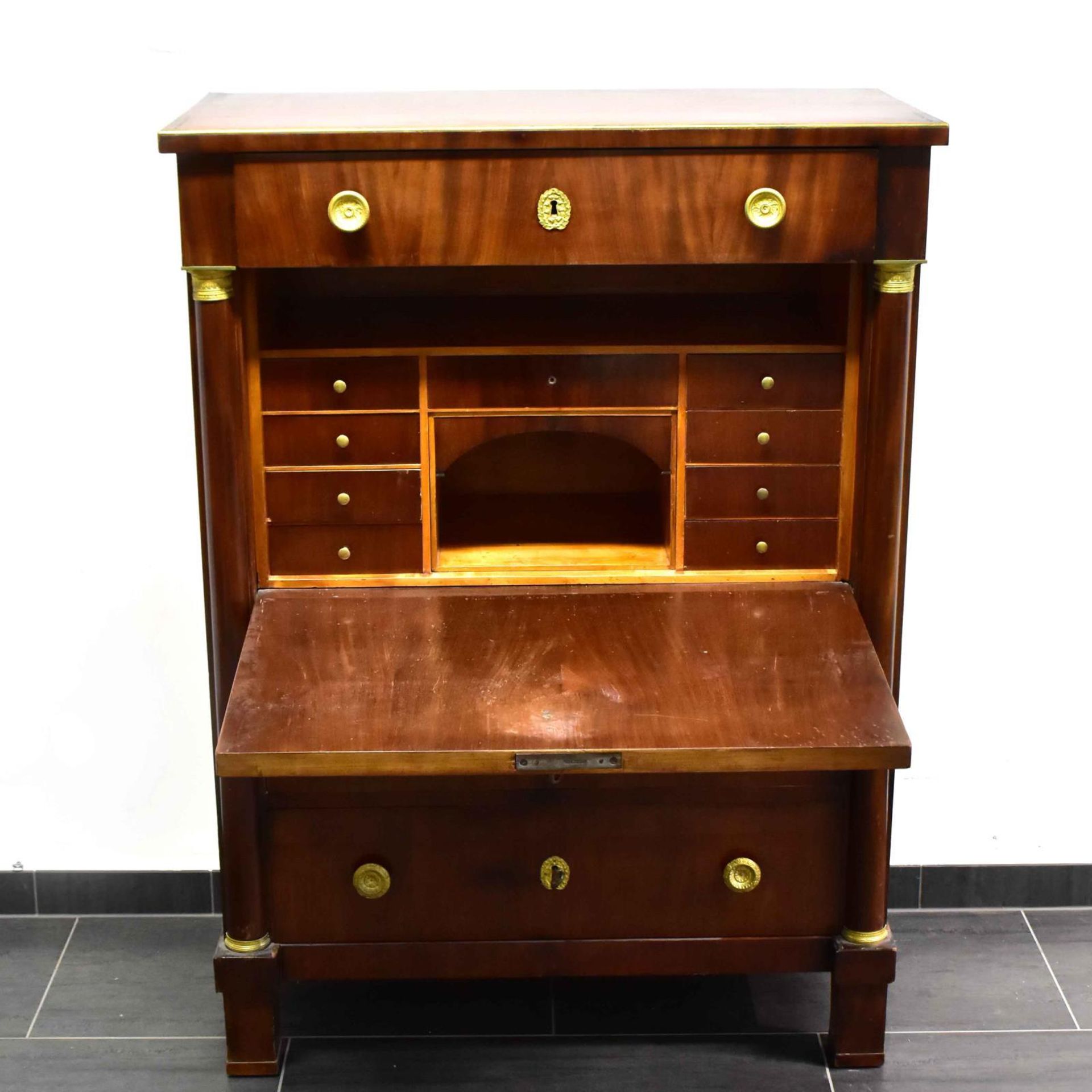 Sekretär. Um 1900, Biedermeier Stil | Mahagoni furniert. Messing. - Bild 2 aus 3