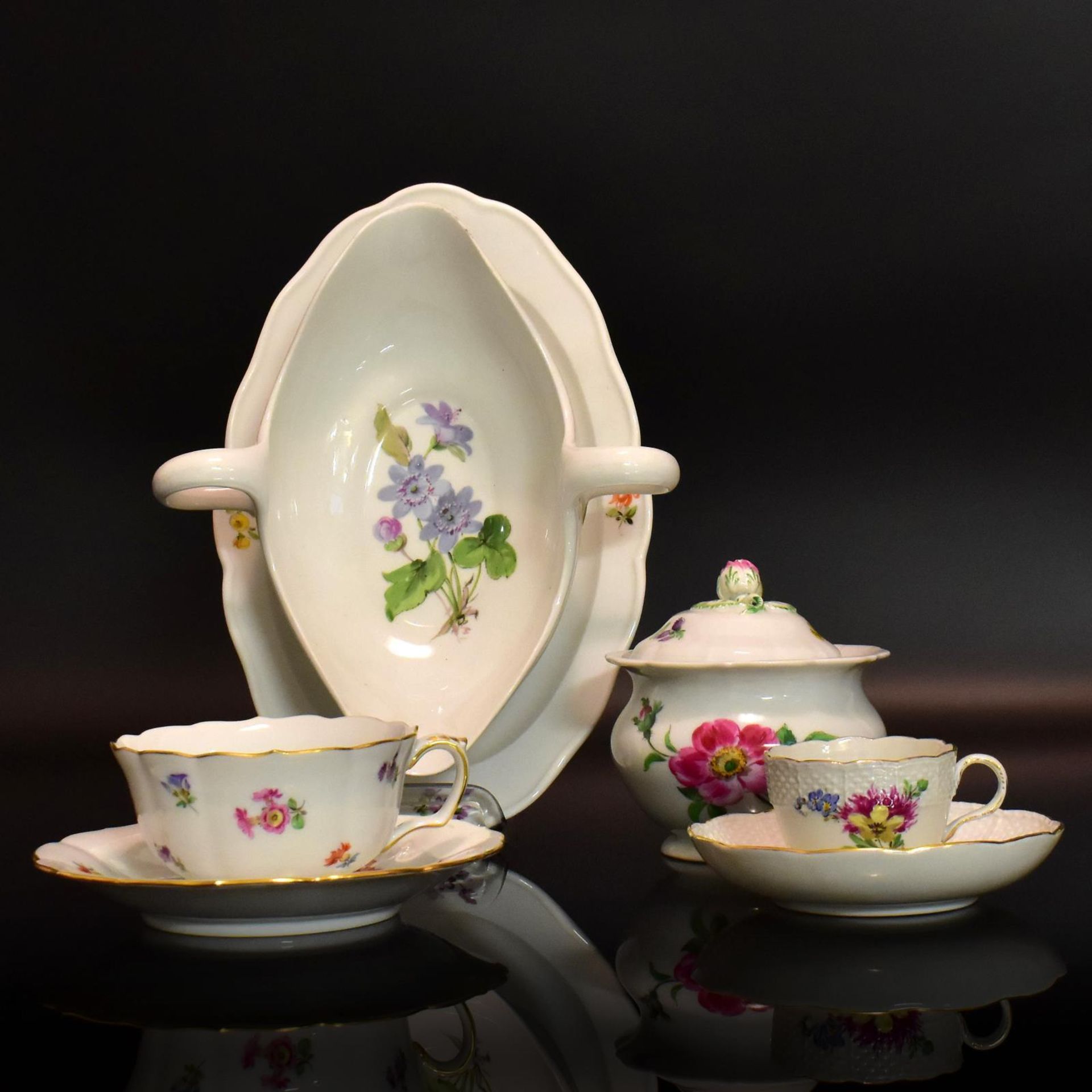 Konvolut, 14tlg. Meissen | Porzellan, Farb- und tlw. Goldstaffagen.