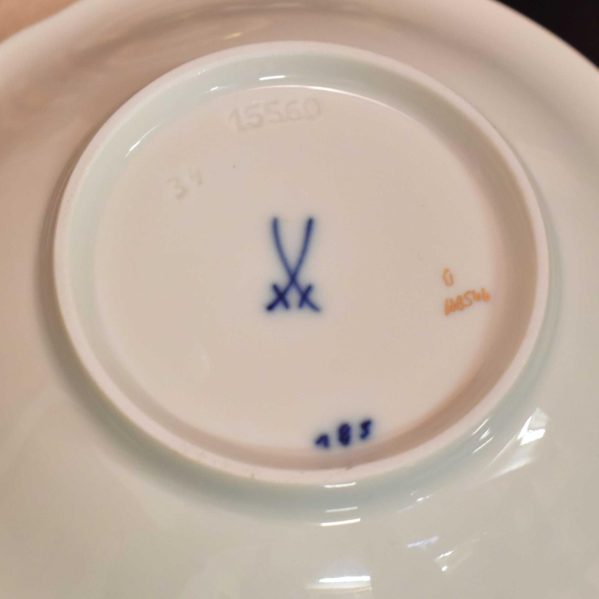 Zwei Mokkatassen mit Untertassen. Meissen | Porzellan, Farb- und Goldstaffagen. - Bild 4 aus 4