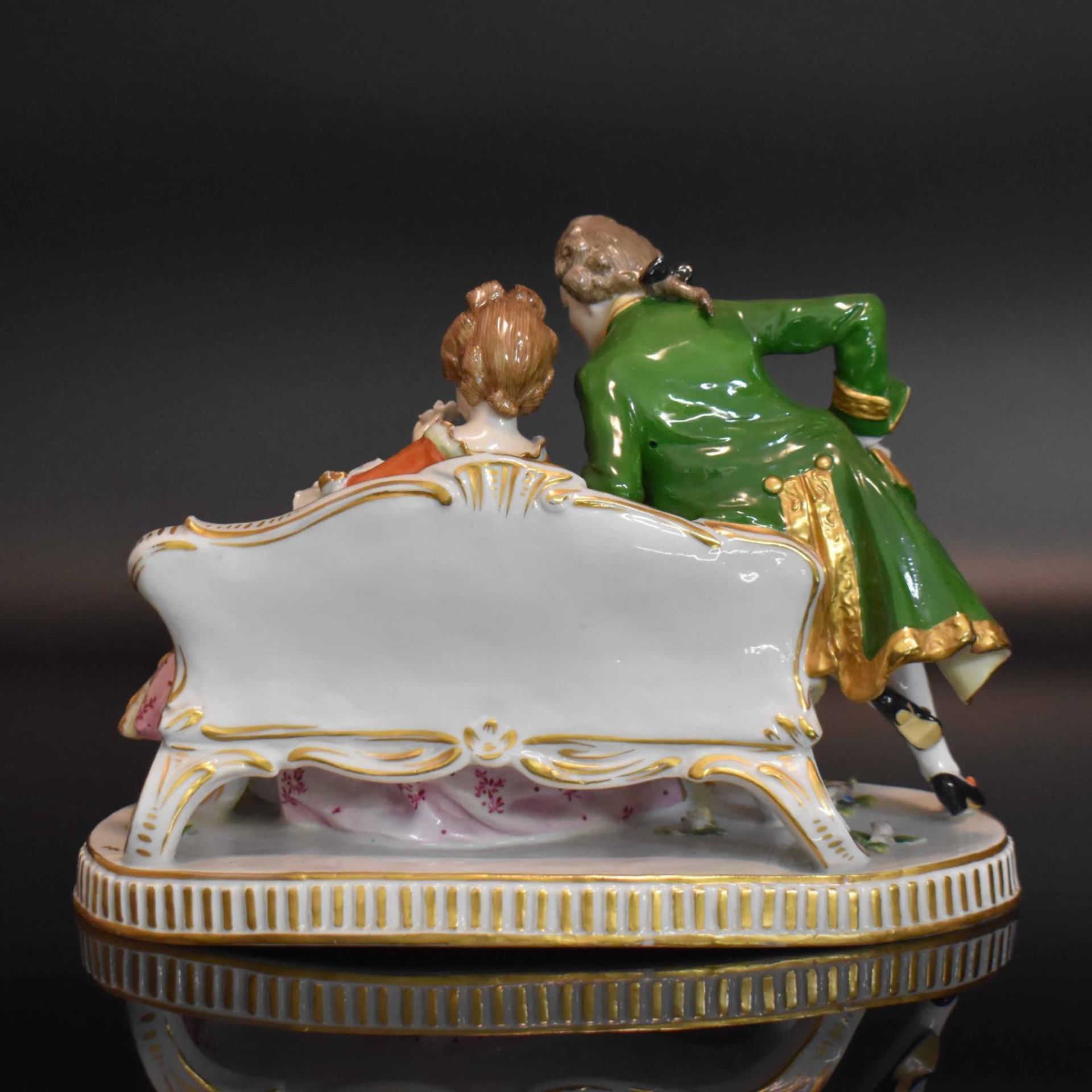 Kavalier und Dame. Bock-Wallendorf, Thüringen, 20. Jh. | Porzellan, Farb- und Goldstaffage. - Bild 3 aus 4