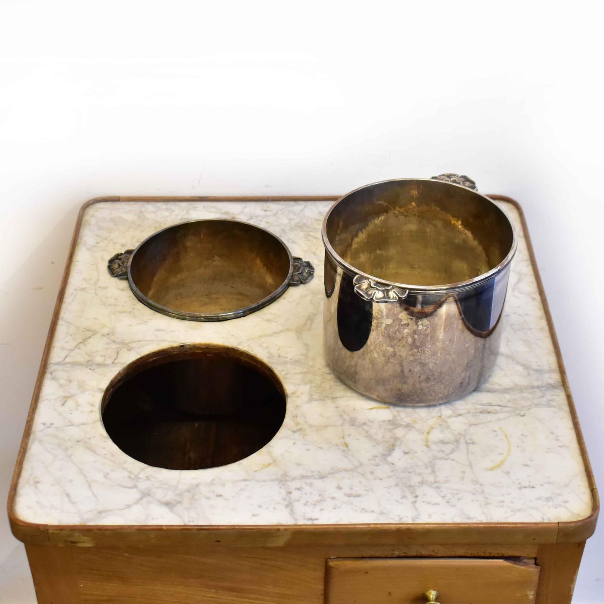 Bartisch. 20. Jh. | Verschiedene Hölzer, tlw. furniert. Messingbeschläge. Marmor. Metall, versilb... - Bild 2 aus 2