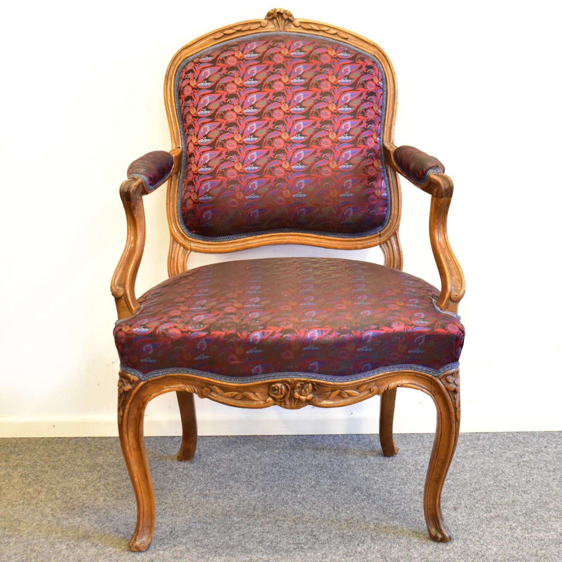 Armlehnstuhl. Barockstil | Holz, geschnitzt, gebeitzt. Stoffbezug.
