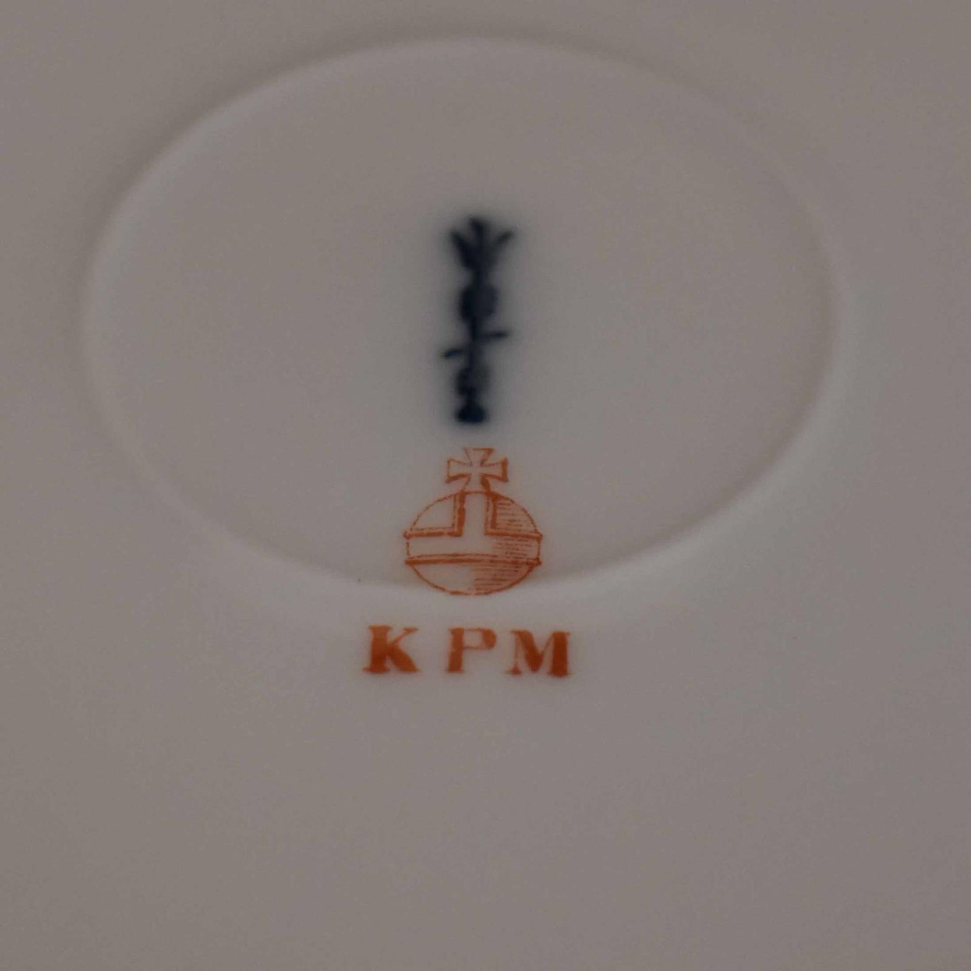 Drei Obstteller. KPM Berlin | Porzellan, farbig staffiert. - Bild 3 aus 3