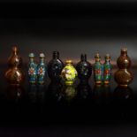 Sieben Snuff Bottles. China, 19./20. Jh. | Cloisonné bzw. Lackware.