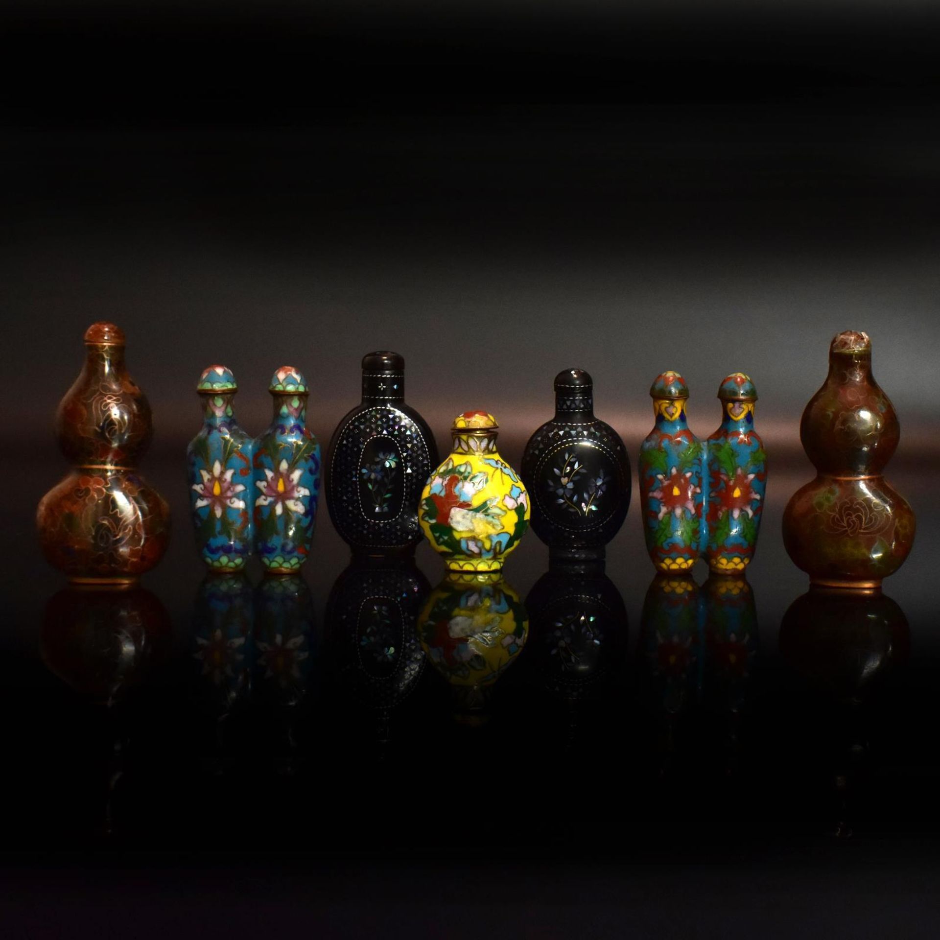 Sieben Snuff Bottles. China, 19./20. Jh. | Cloisonné bzw. Lackware.