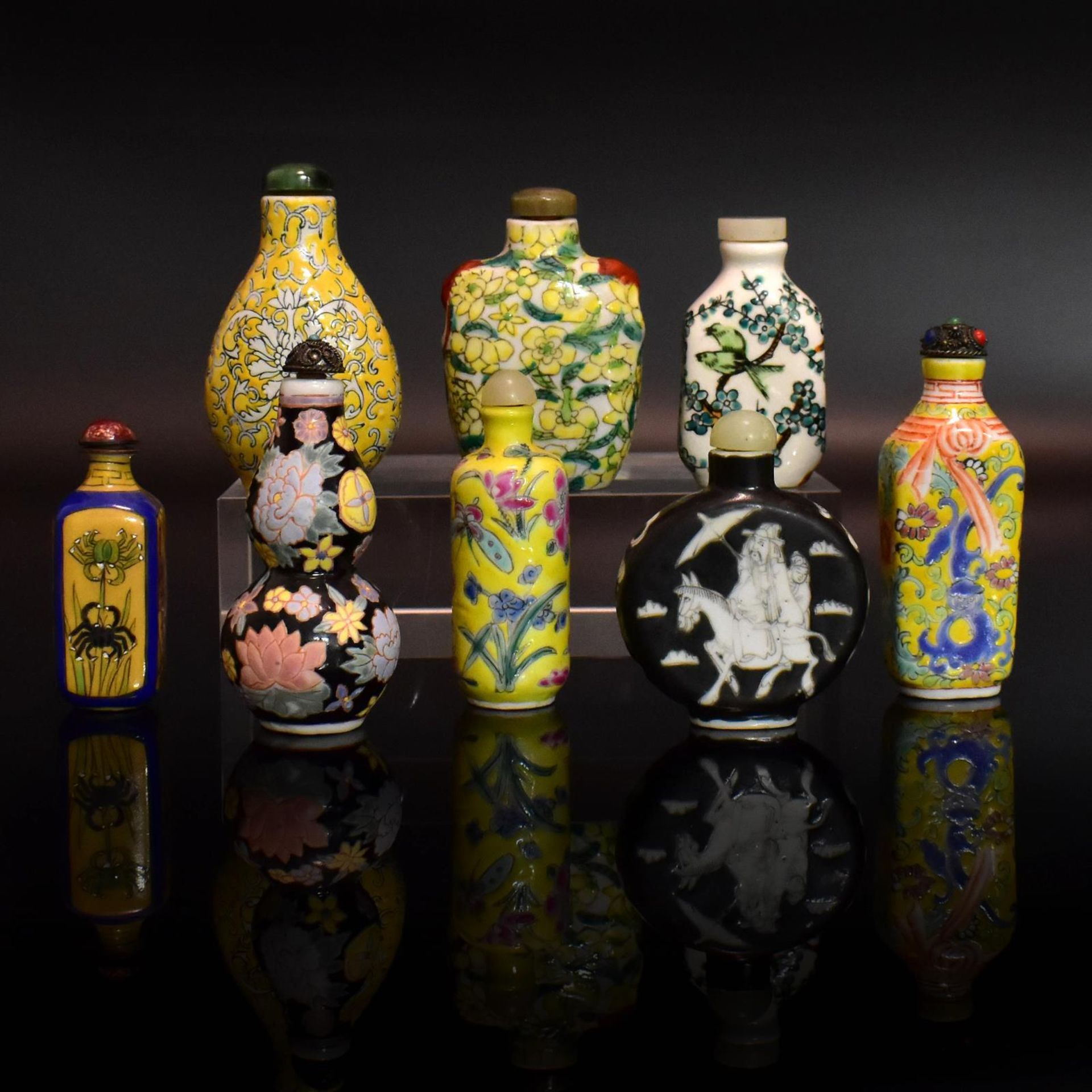 Acht Snuff Bottles. China, 19./20. Jh. | Porzellan, polychrome Überglasurmalerei.
