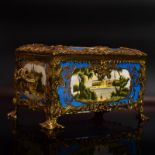 Schatulle. Wohl Frankreich, Ende 19. Jh. | Porzellan, Farb- und Goldstaffage. Messingmontierung.