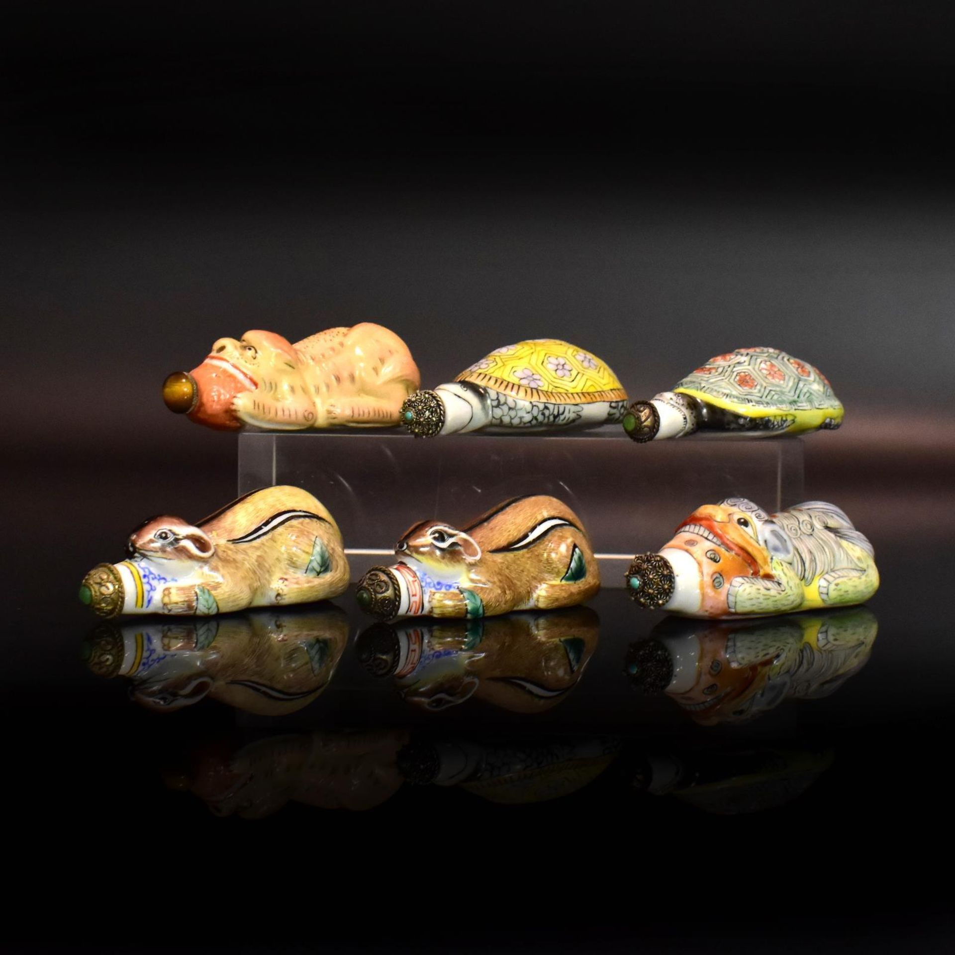 Sechs Snuff Bottles. China, 19./20. Jh. | Porzellan, polychrome Überglasurmalerei.