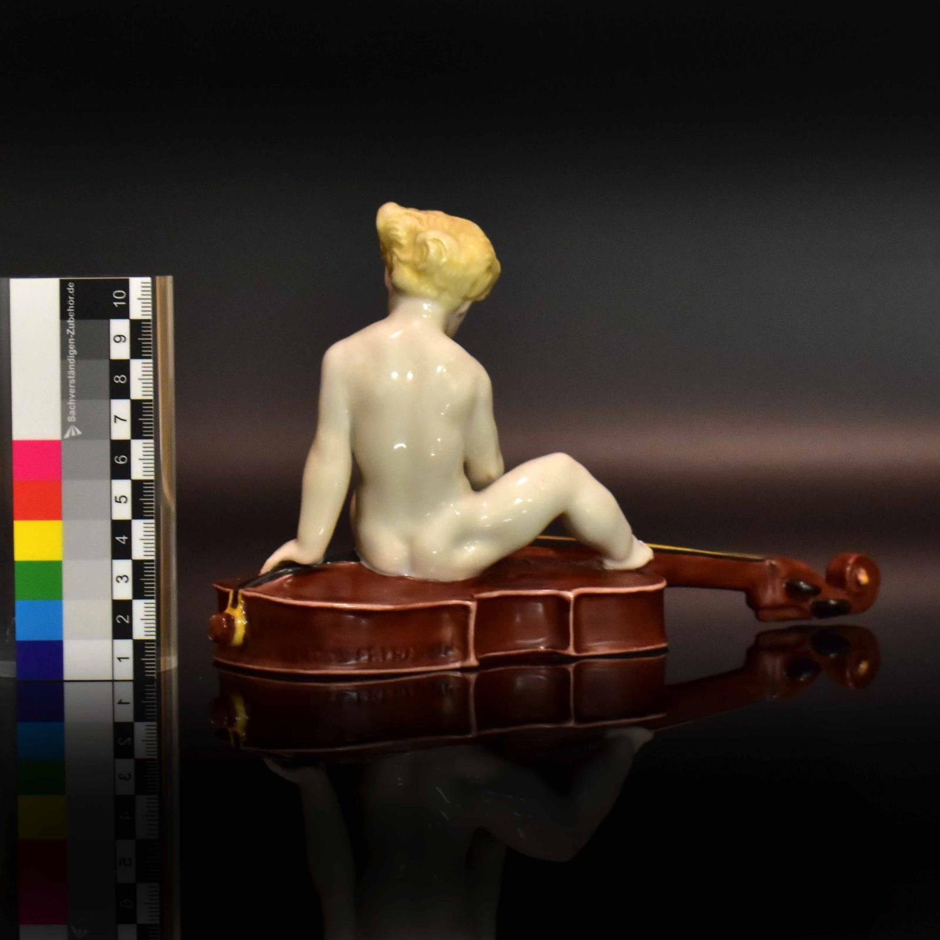 "Cellist". Rosenthal, nach Entwurf von F. Liebermann, um 1944 | Porzellan, farbig staffiert. - Bild 2 aus 4