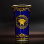 Vase "Medusa Blue". Versace für Rosenthal | Porzellan, Farb- und Golddekor.