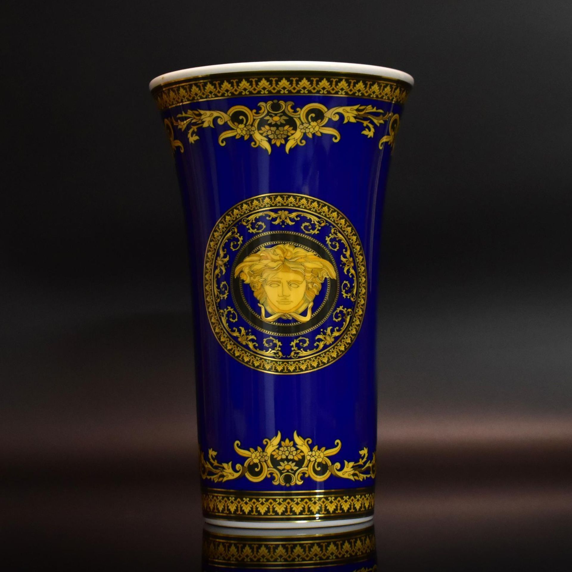 Vase "Medusa Blue". Versace für Rosenthal | Porzellan, Farb- und Golddekor.