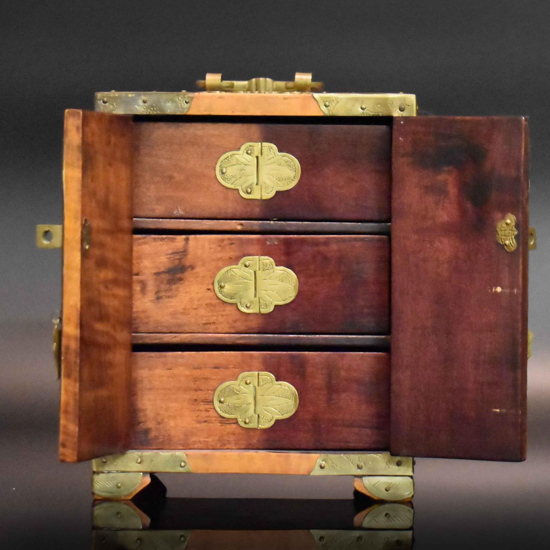 Miniatur-Schränkchen. China, 20. Jh. | Holz, Jade, Messing. - Bild 2 aus 3