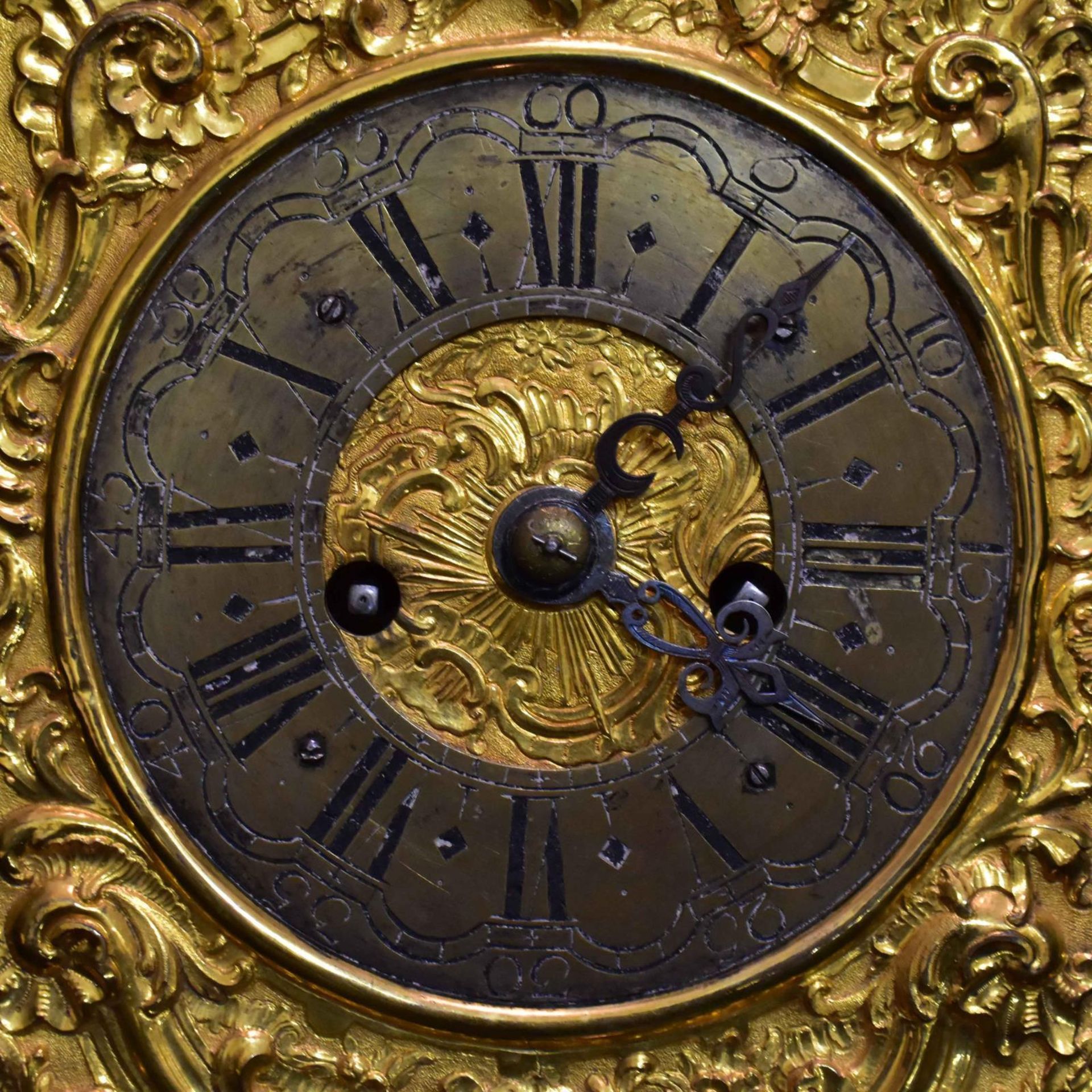 Stutzuhr. 19. Jh., Barockstil | Holz. Gelbguss, tlw. vergoldet. Glas. - Bild 2 aus 3