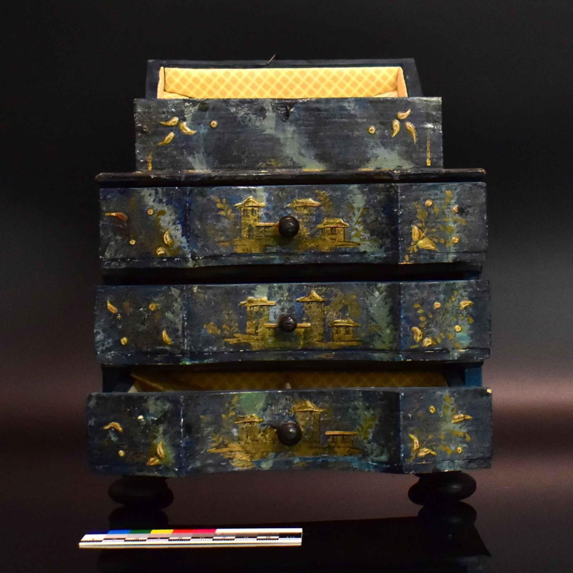 Miniaturkommode. 19./ 20. Jh. | Holz, Farbfassung. Metall. - Bild 2 aus 3