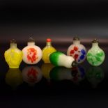 Sechs Snuff Bottles. China, 19./20. Jh. | Grünes, gelbes, rotes und blaues Überfangglas.