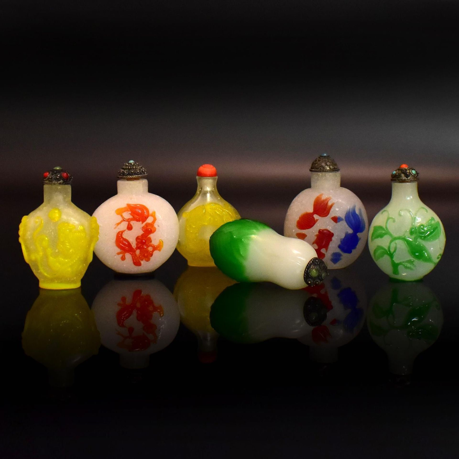 Sechs Snuff Bottles. China, 19./20. Jh. | Grünes, gelbes, rotes und blaues Überfangglas.