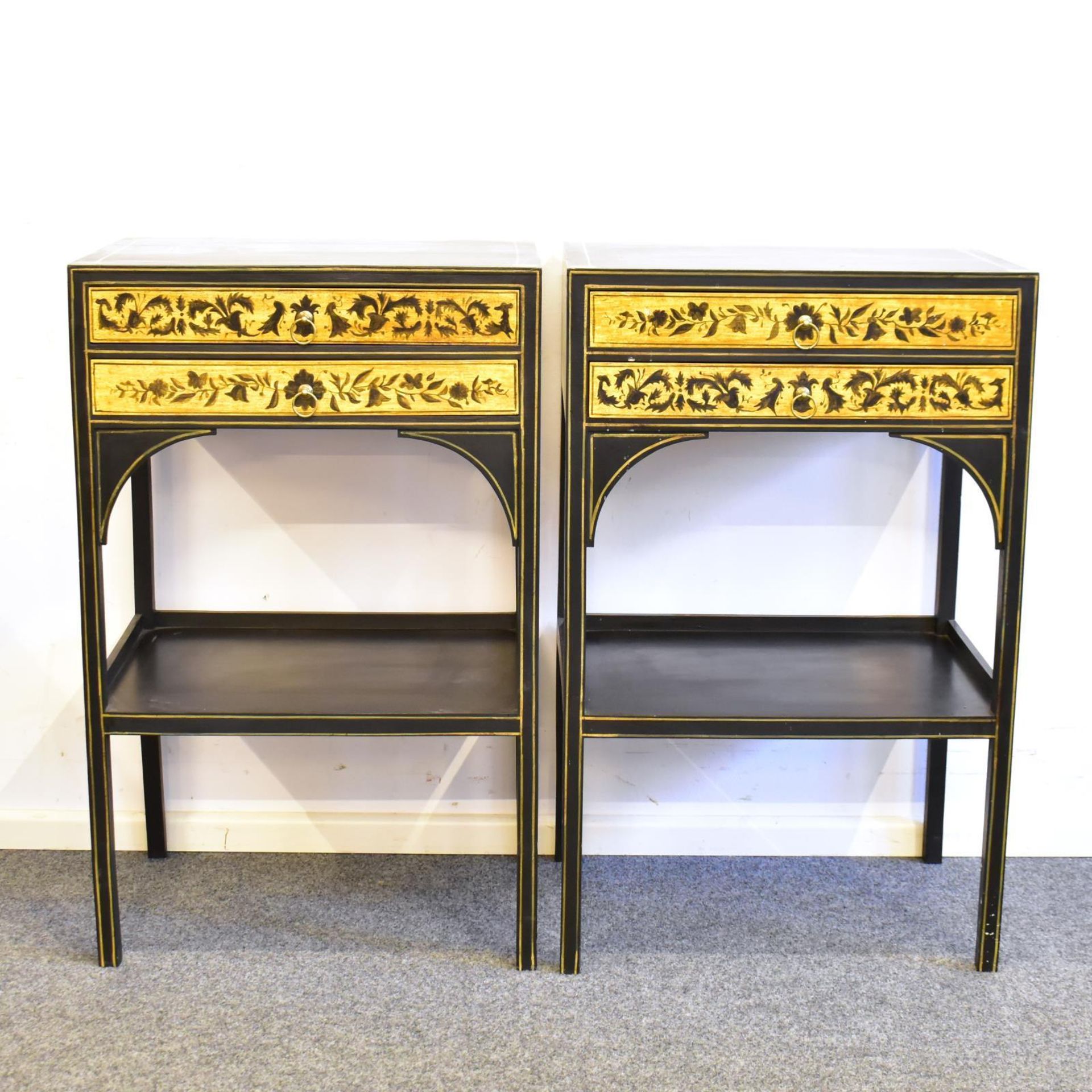 Ein Paar Beistellkommoden. 20. Jh. | Holz, Farbfassung. Gelbguss.