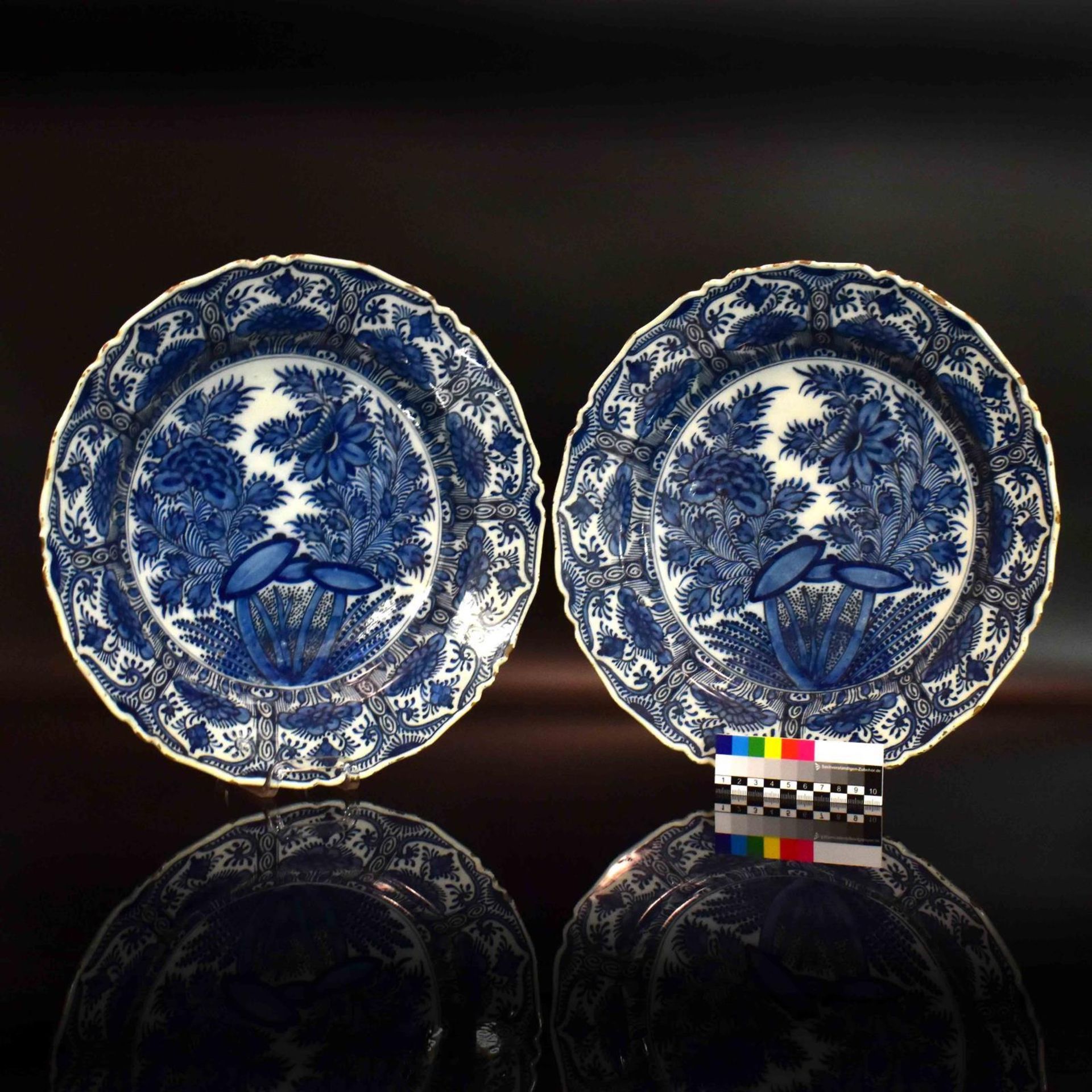 Ein Paar Teller. Delft, De Porceleyne Bijl, 18. Jh. | Fayence. - Bild 2 aus 3