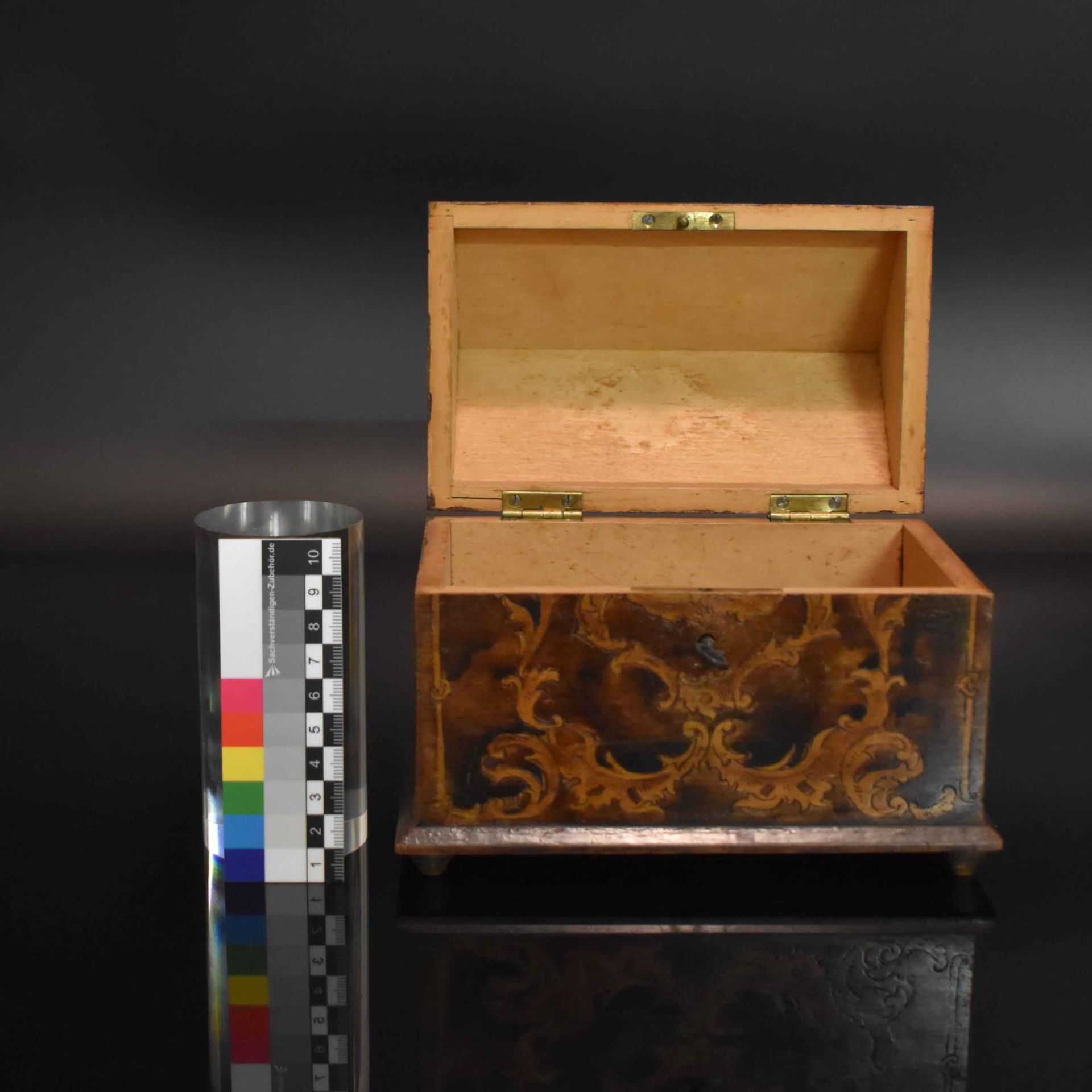 Schatulle. Historismus | Holz, bemalt, Messingbeschläge. - Bild 3 aus 3