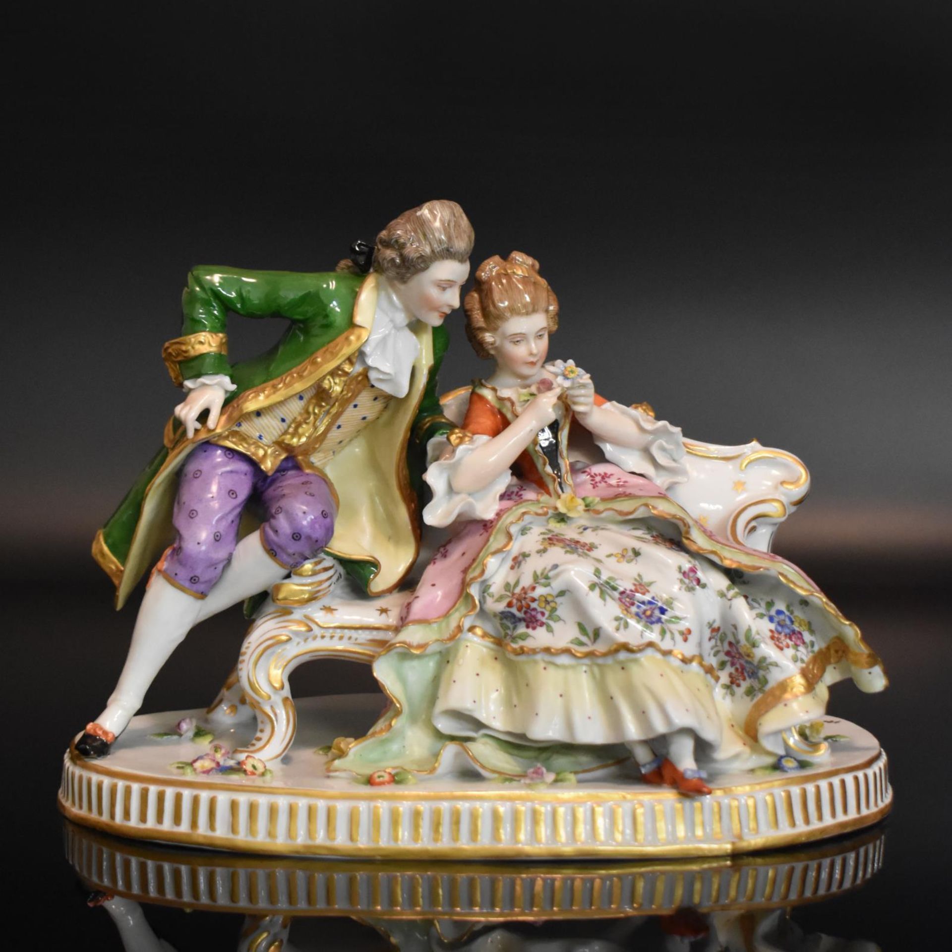 Kavalier und Dame. Bock-Wallendorf, Thüringen, 20. Jh. | Porzellan, Farb- und Goldstaffage.