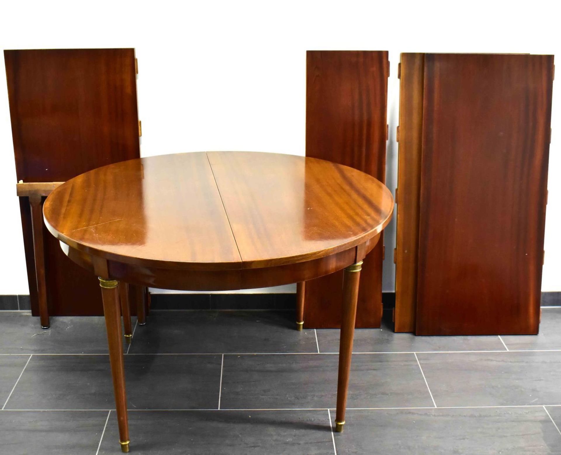 Runder Tisch. 20. Jh. | Mahagoni (?) furniert. Messing. - Bild 2 aus 2