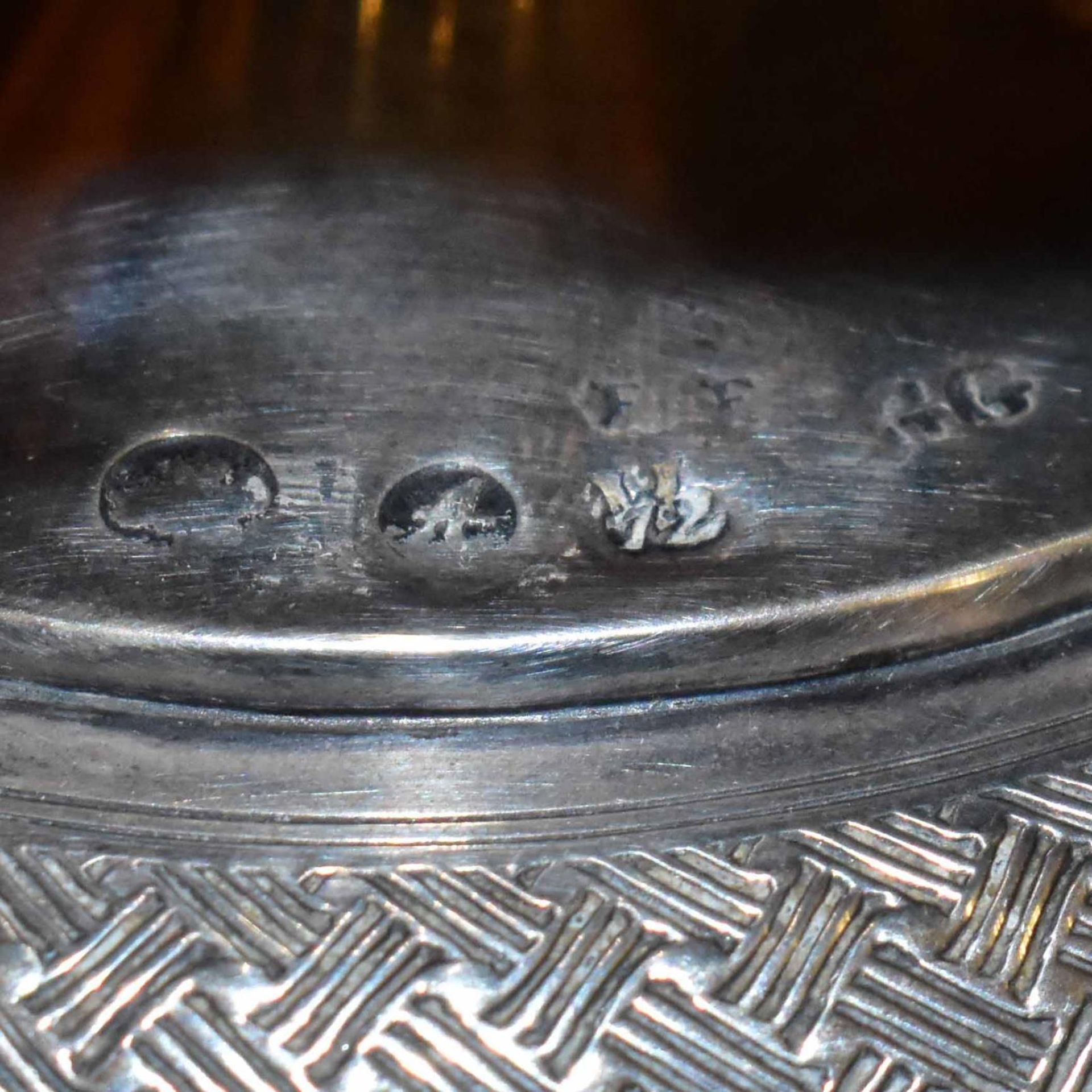 Biedermeier-Henkelkörbchen. Wohl Berlin, 19. Jh. | Silber, innen vergoldet. - Bild 3 aus 3