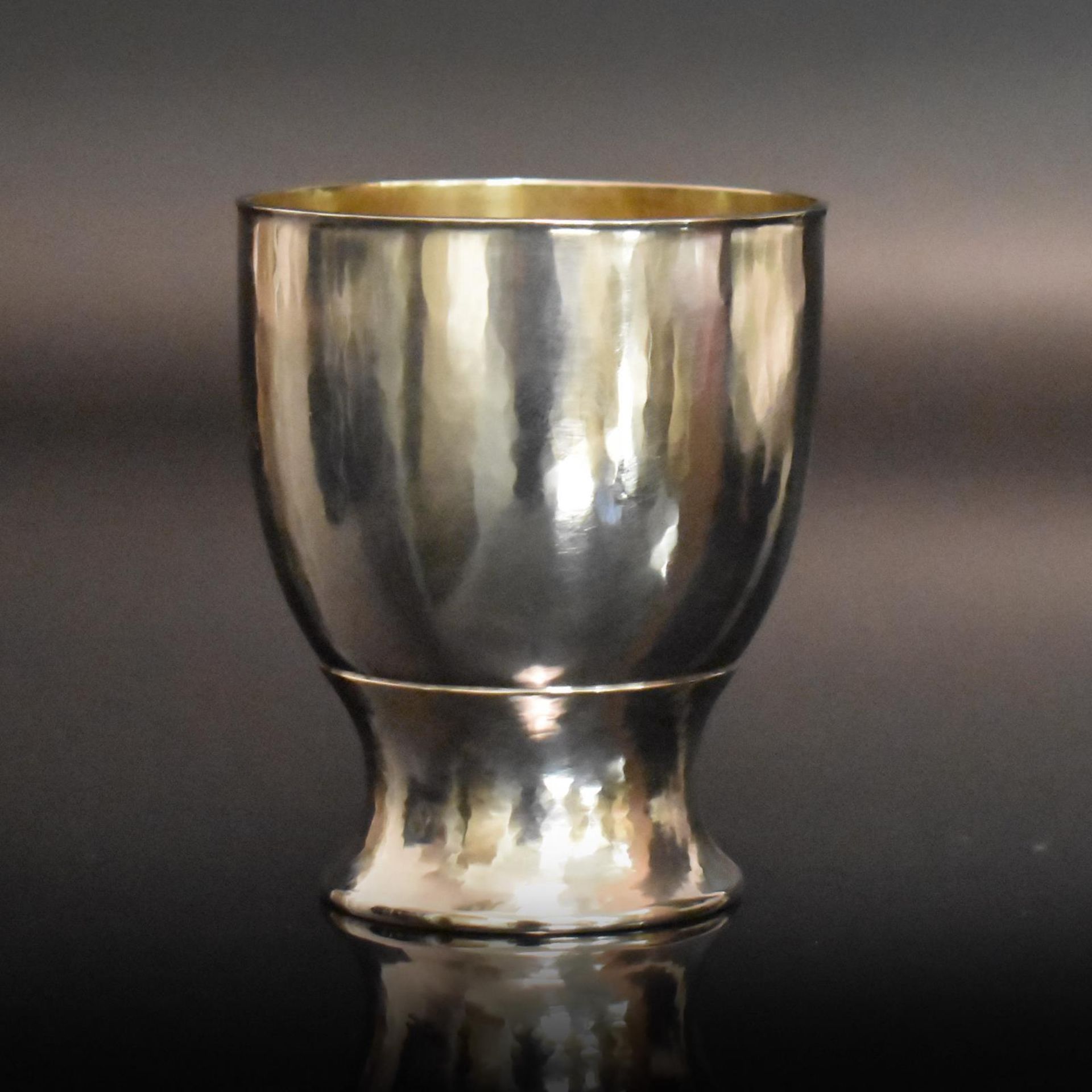 Kleiner Pokalbecher. Silber, innen vergoldet, Hammerschlagdekor.