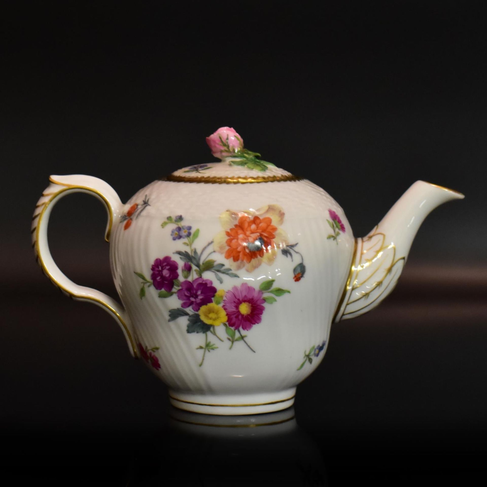 Teekännchen. Royal Copenhagen | Porzellan, Farb- und Goldstaffage.