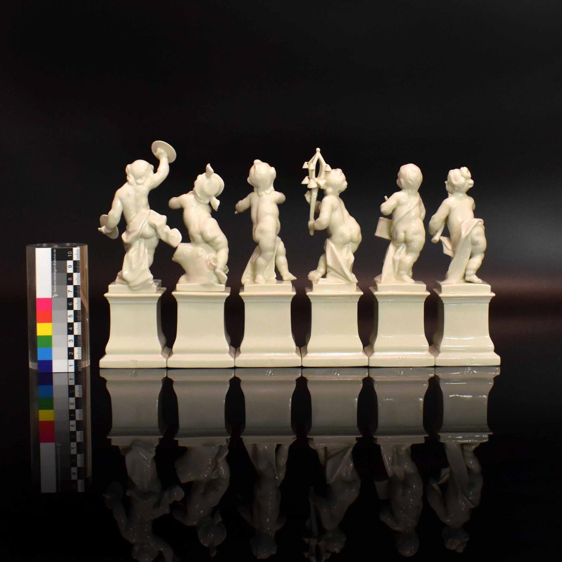 Sechs Putten auf Postamenten. Nymphenburg | Porzellan, weiß. - Bild 2 aus 3