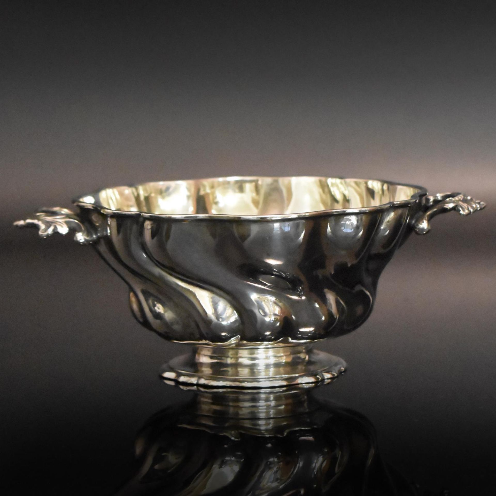 Henkelschale. Silber, innen vergoldet (geprüft).