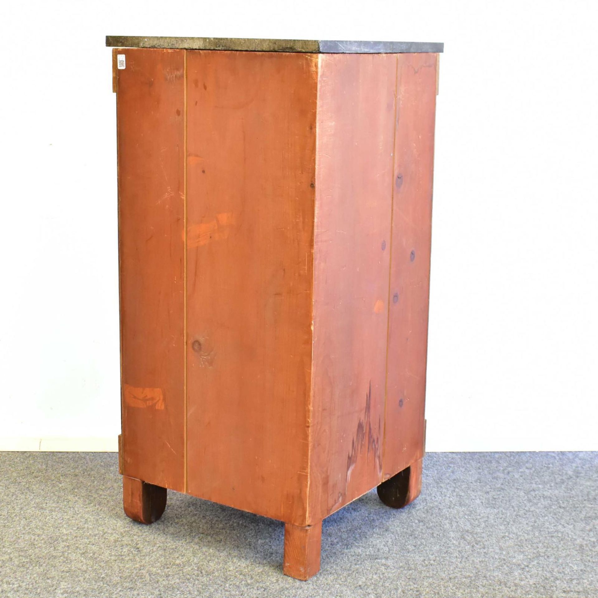 Eckschränkchen. 19. Jh., Biedermeier Stil | Nussbaum und andere Hölzer furniert. Marmor. Metall. - Bild 2 aus 2