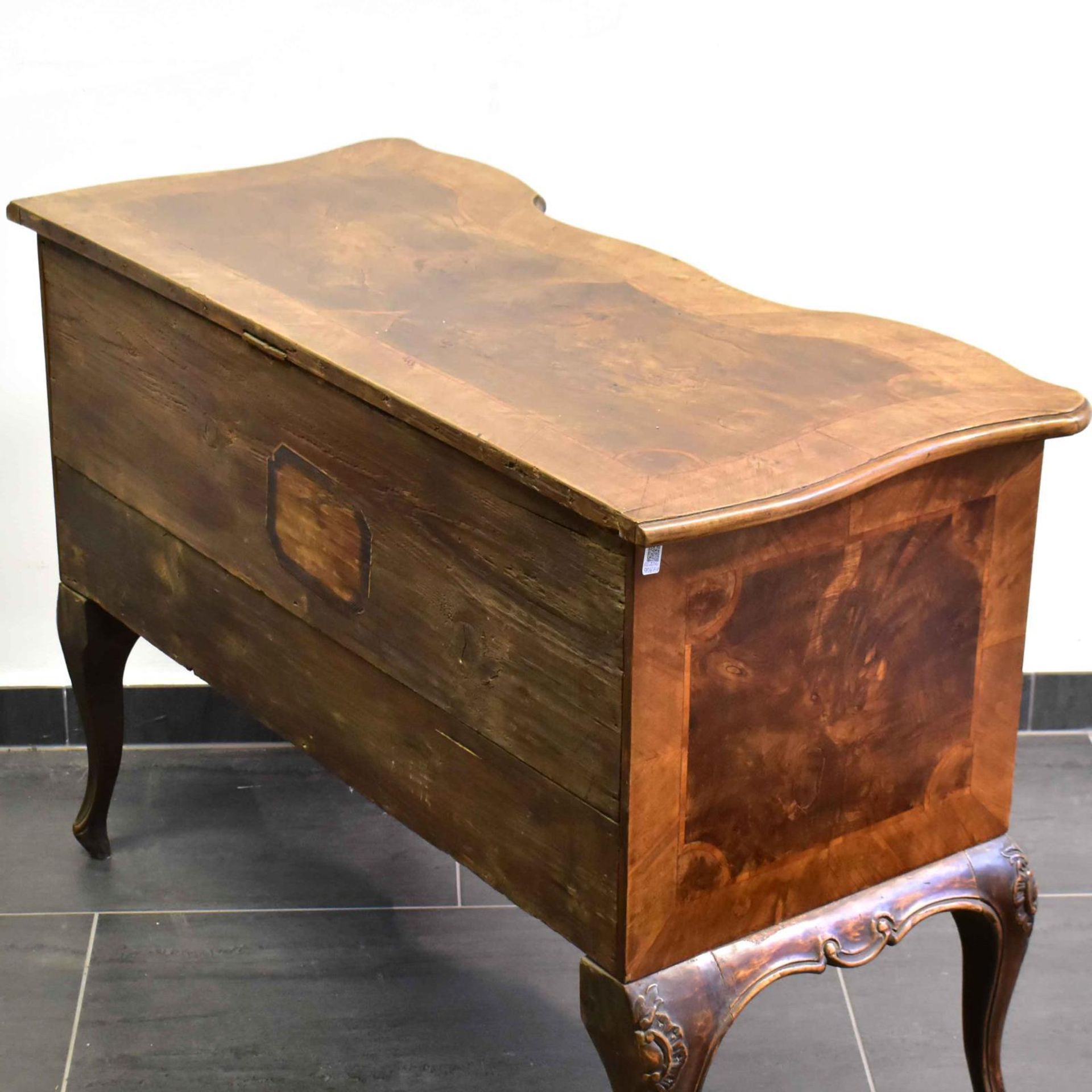 Kommode. 19. Jh. und später, Barockstil | Nussbaum, Ahorn und andere Hölzer furniert. Metallbesch... - Bild 2 aus 2