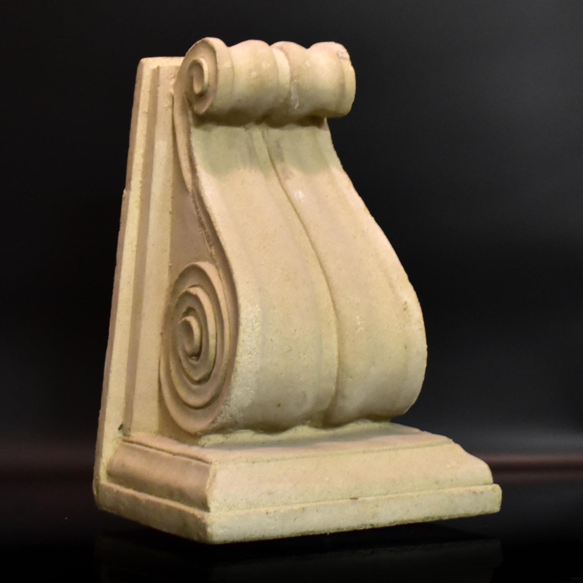 Wandkonsole. Steinguss.