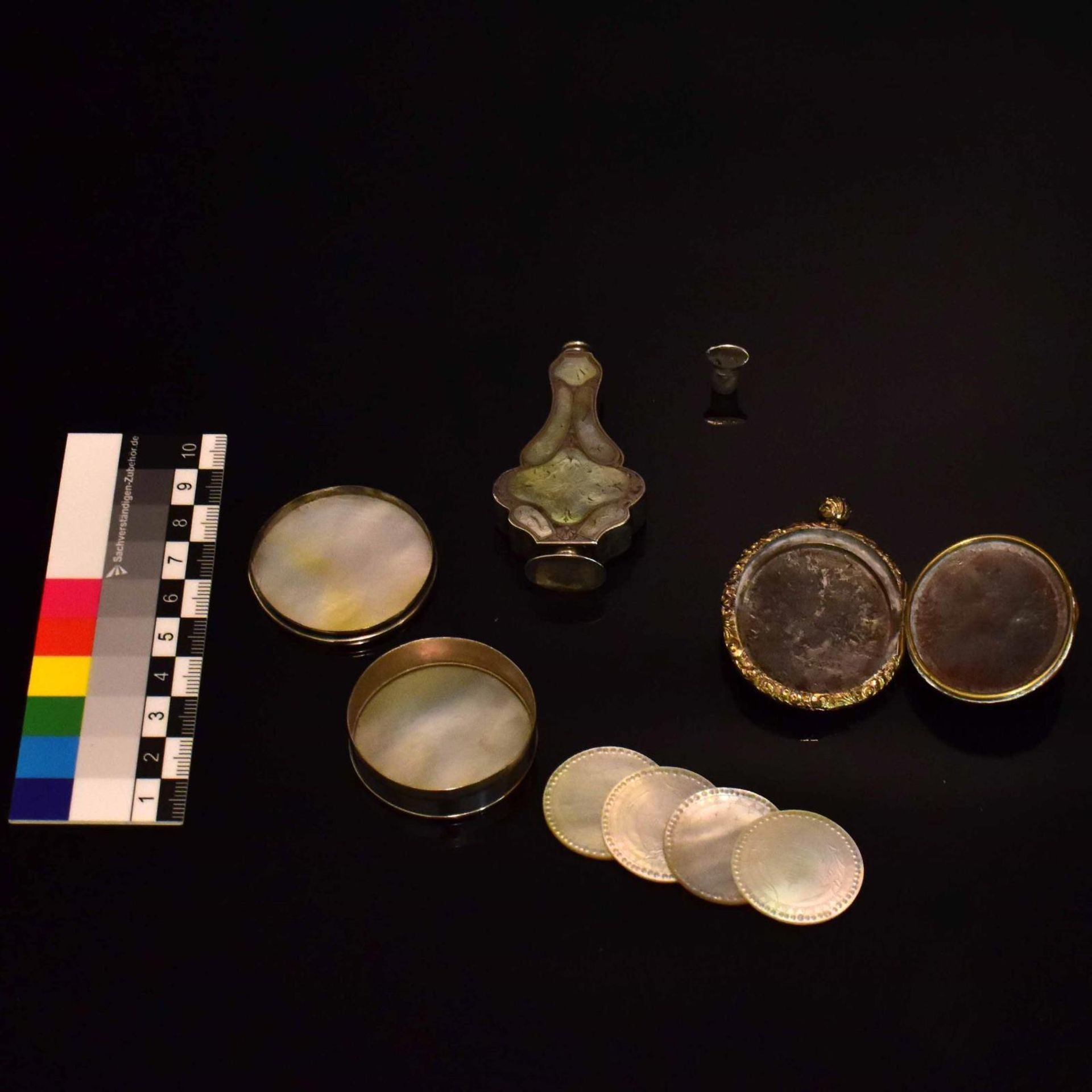 Flakon, Dose mit Jetons und Medaillon. 18./19. Jh. | Perlmutt, Silber, Metall. - Bild 2 aus 2
